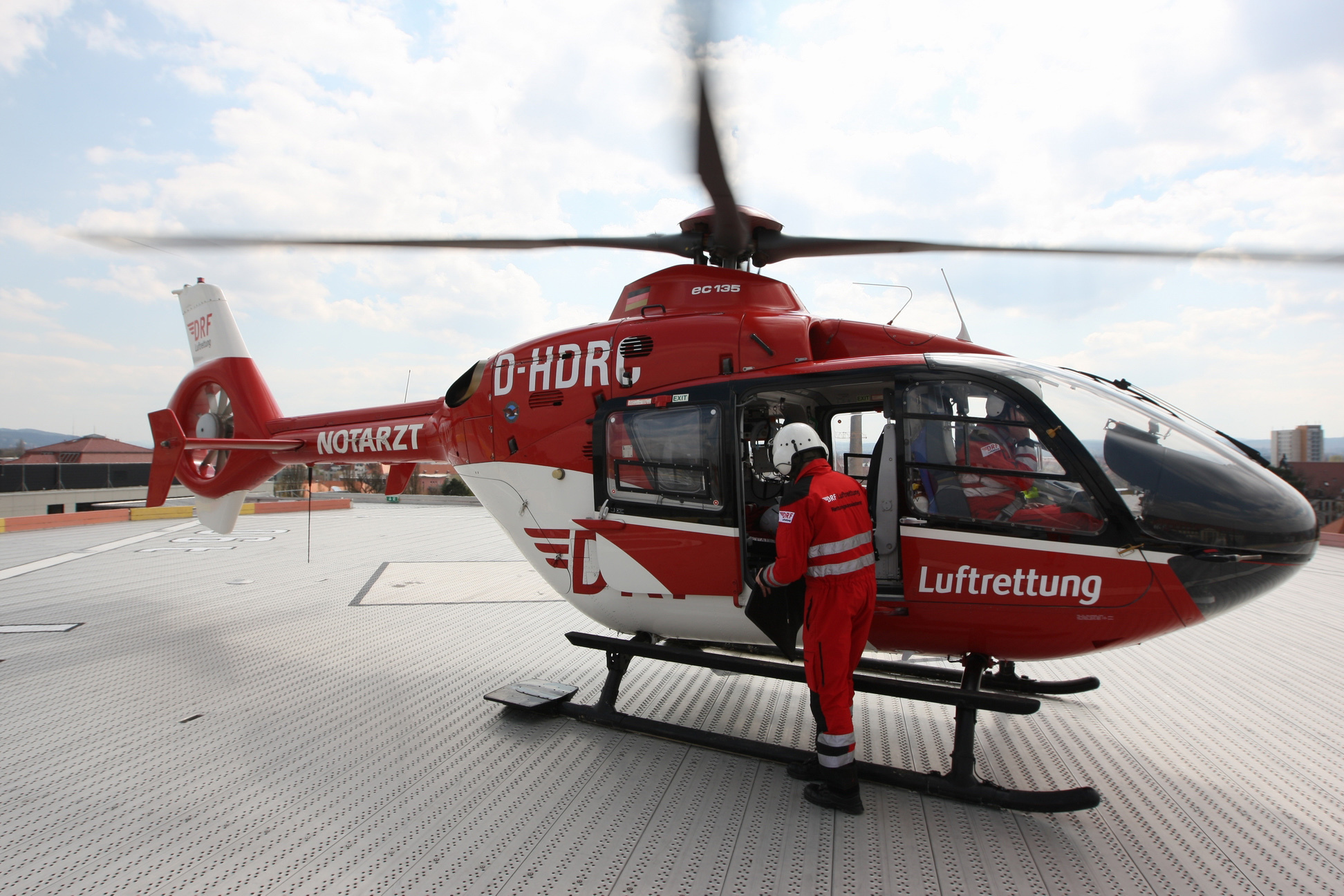 Aus ungeklärter Ursache kam eine 24-Jährige von der Fahrbahn ab. Sie wurde mit dem Rettungshubschrauber in eine Klinik geflogen.
