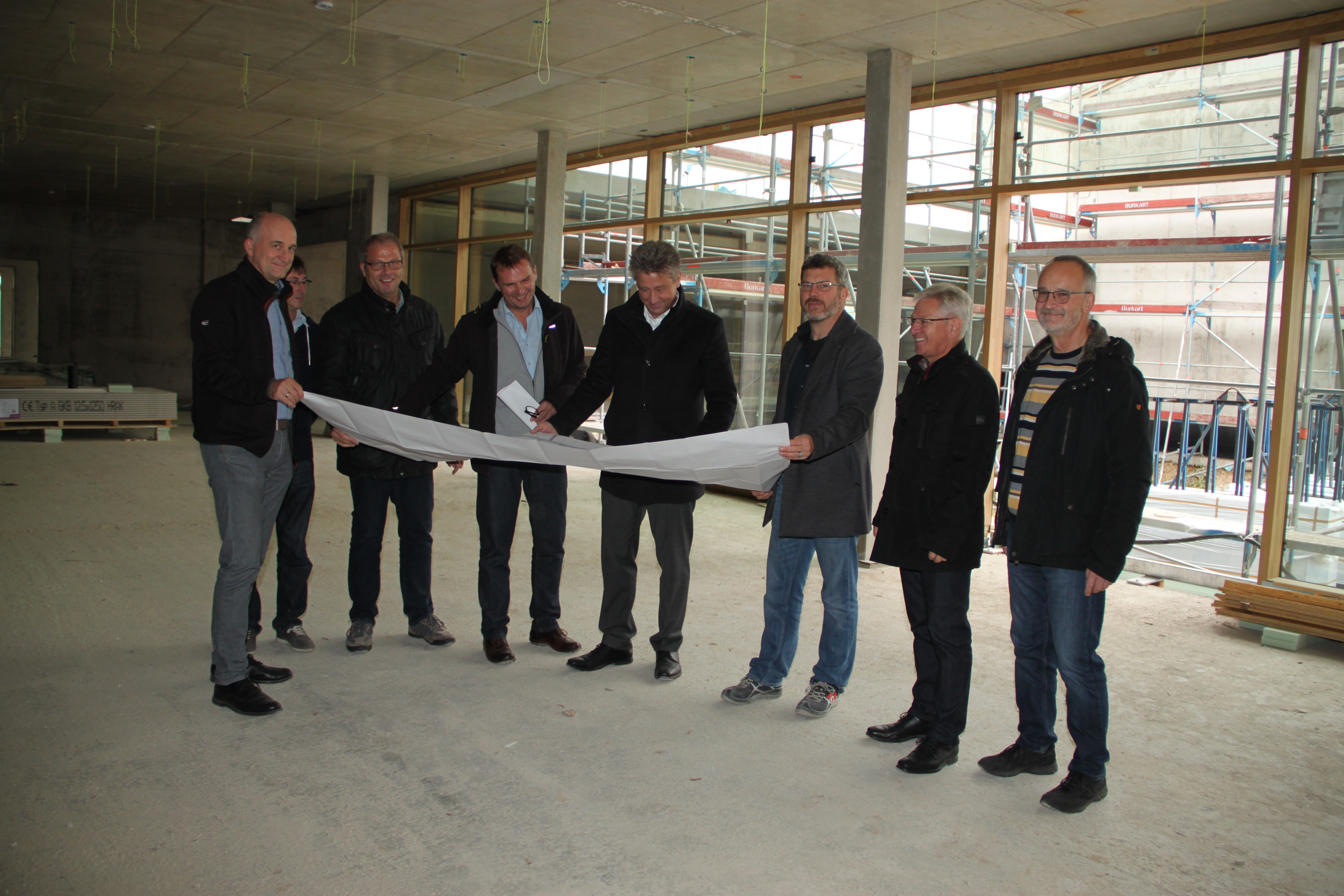 Konrektor Bernd Schürle, Matthias Holzmüller (IuK), Stadtwerke-Mitarbeiter Klaus Bauer, Gemeinschaftsschul-Rektor Matthias Fuchs, Bürgermeister Ulrich Hintermayer, Bauleiter Marc Kolb, Hauptamtsleiter Reinhard Neudeck und Norbert Imhof, zuständig für Schulen, Kindergärten, Vereine (von links) besuchten die „Großbaustelle“ in Münzesheim.