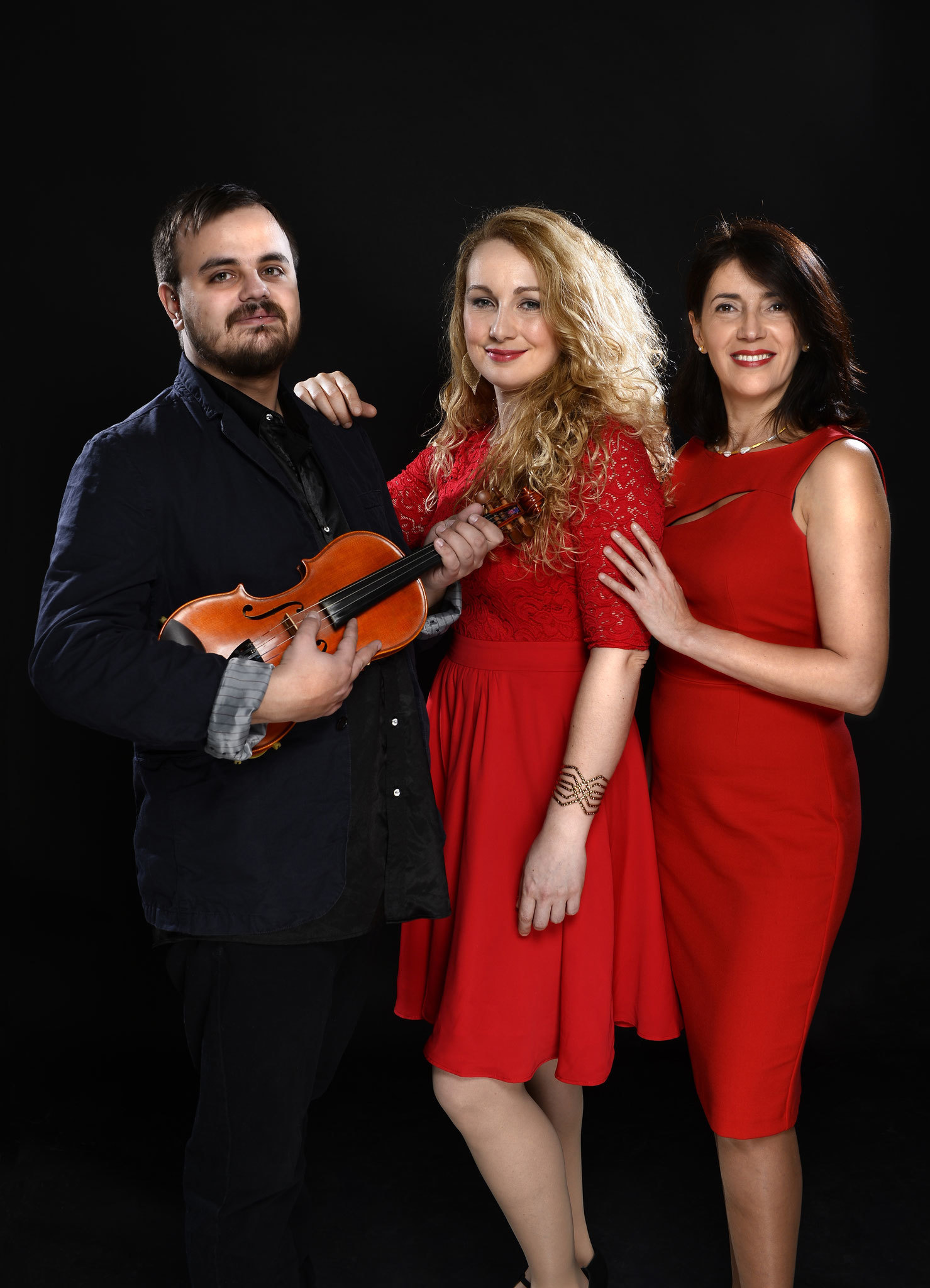 Das Clazzy Trio – das sind Marijana Schösser (Vocalistin, Mitte), Vadim Razumny (Geige) und Juna Cherevatskaya (Klavier).