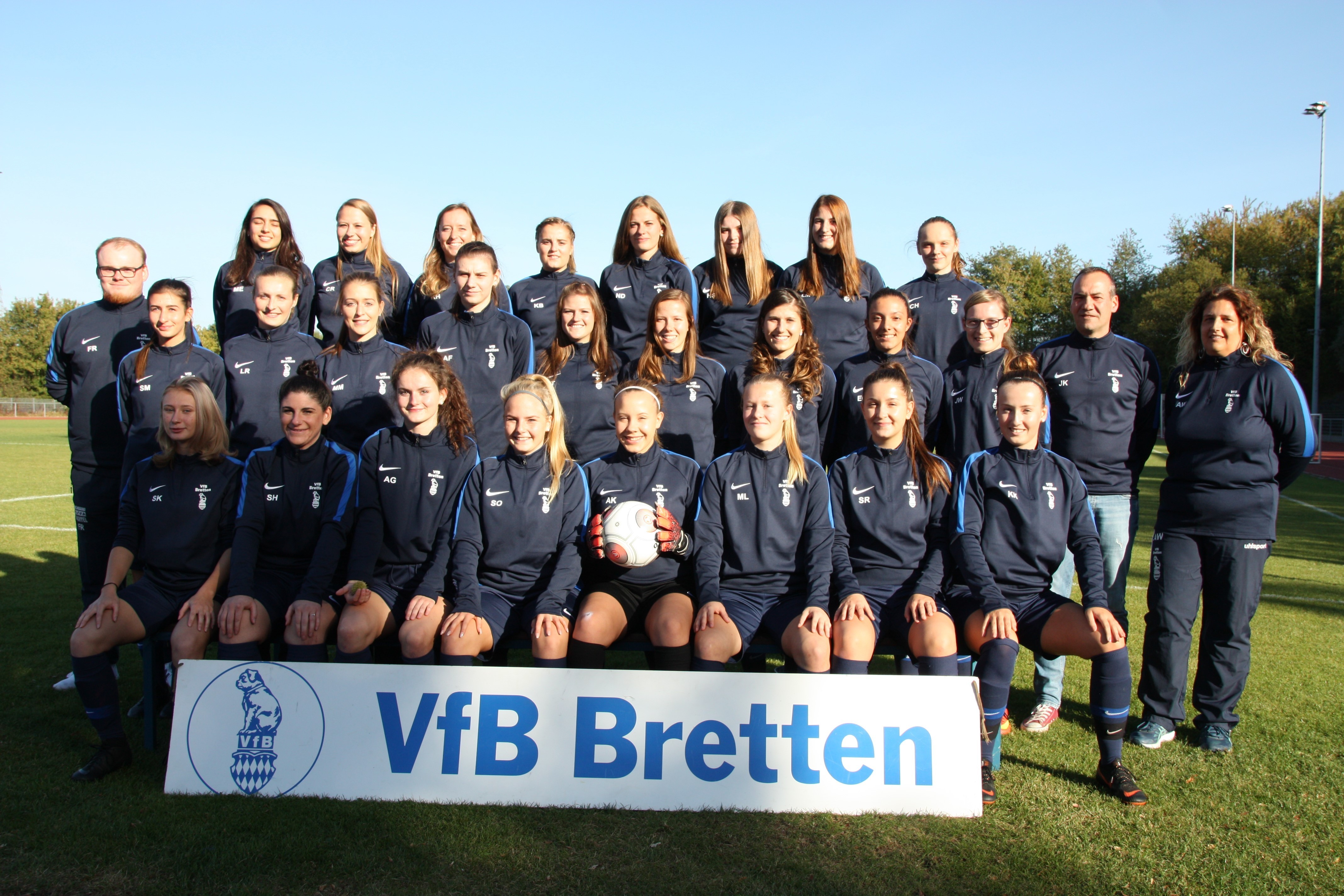 Die VfB Frauenmannschaft mit den Trainern Fabian Reindl und Jochen Keller sowie Mannschaftsbetreuerin Angelika Witt.