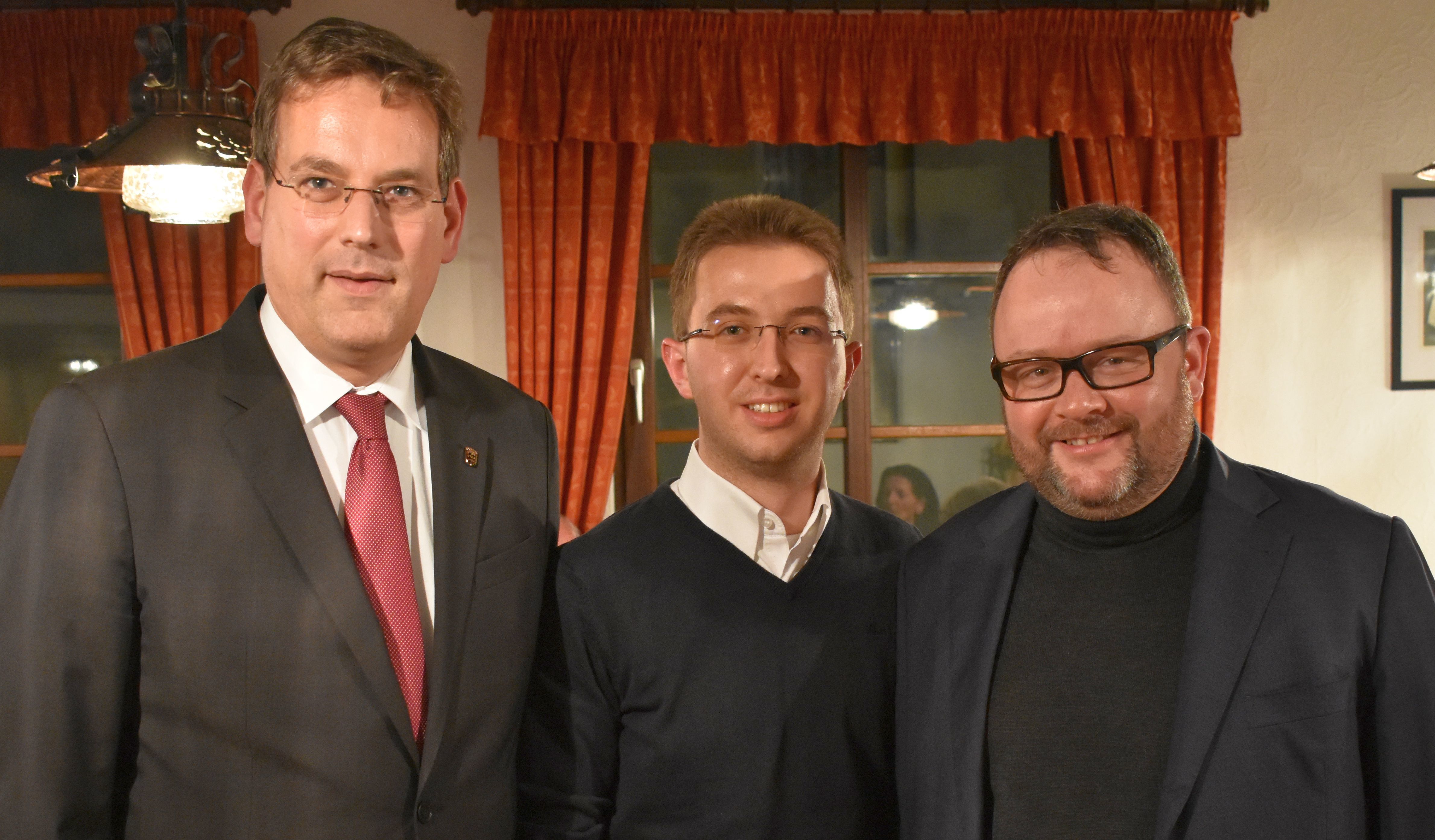 Prof. Dr. Erik Schweickert MdL, Ortsvorsitzender Kai Brumm und Dr. Christian Jung MdB (von links) am Rande des jüngsten Diskussionsabends der FDP in Diedelsheim (Foto: IRe).