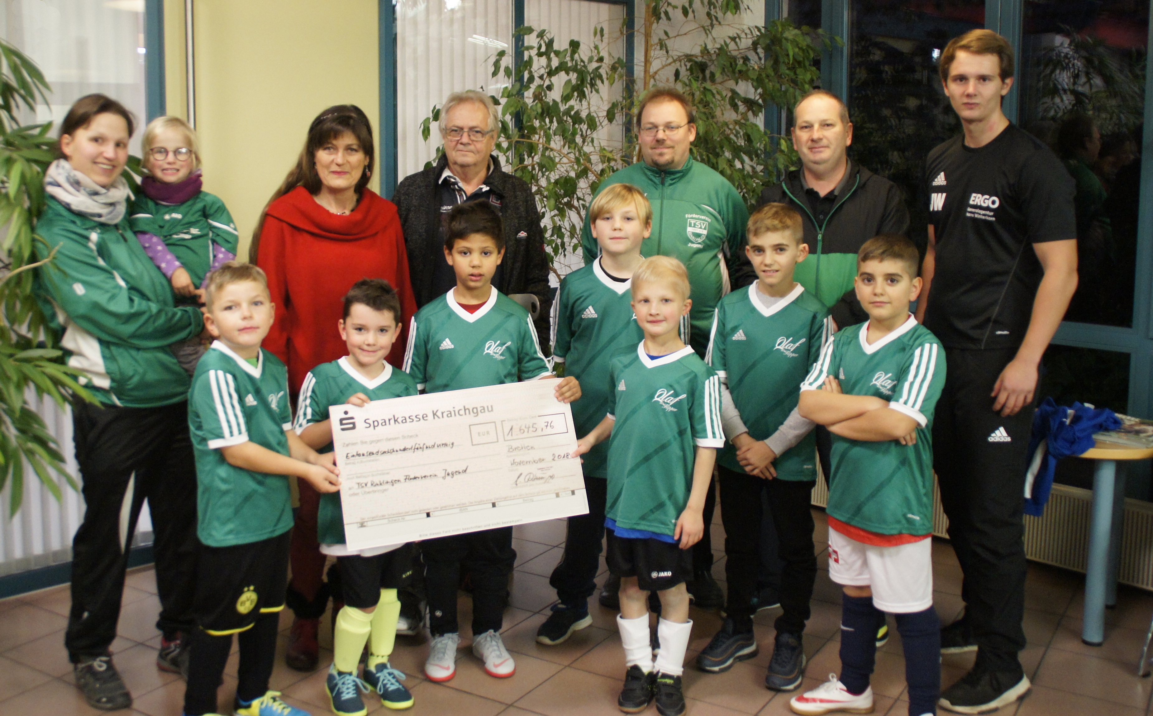 Checkübergabe der gesammelten Spenden an den Förderverein des TSV Rinklingen