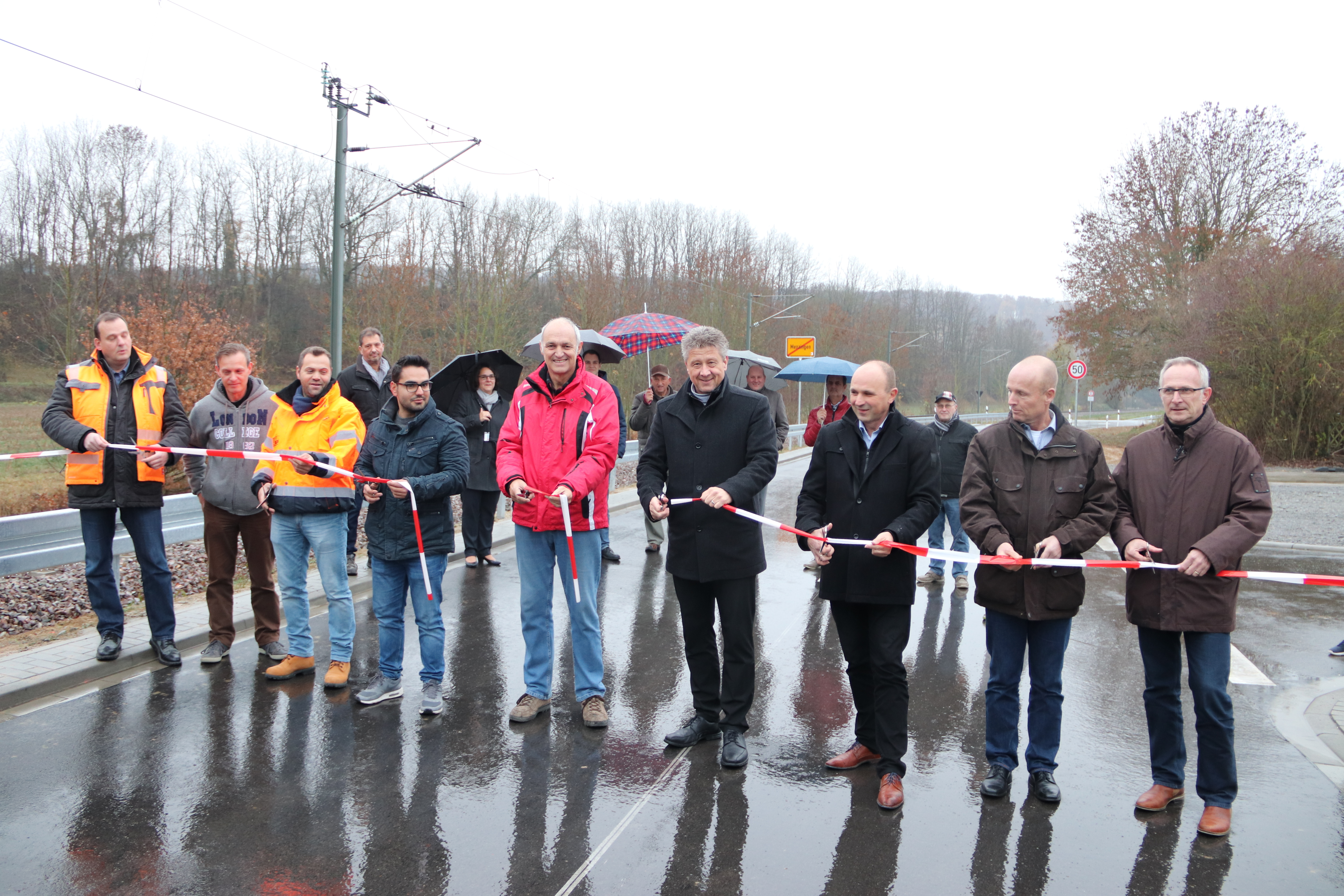 Bürgermeister Ulrich Hintermayer (vierter von rechts) sowie Mitarbeiter der Stadt Kraichtal und Vertreter der am Bau beteiligten Firmen geben die neue „Ortsentlastungsstraße Süd“ in Menzingen frei.