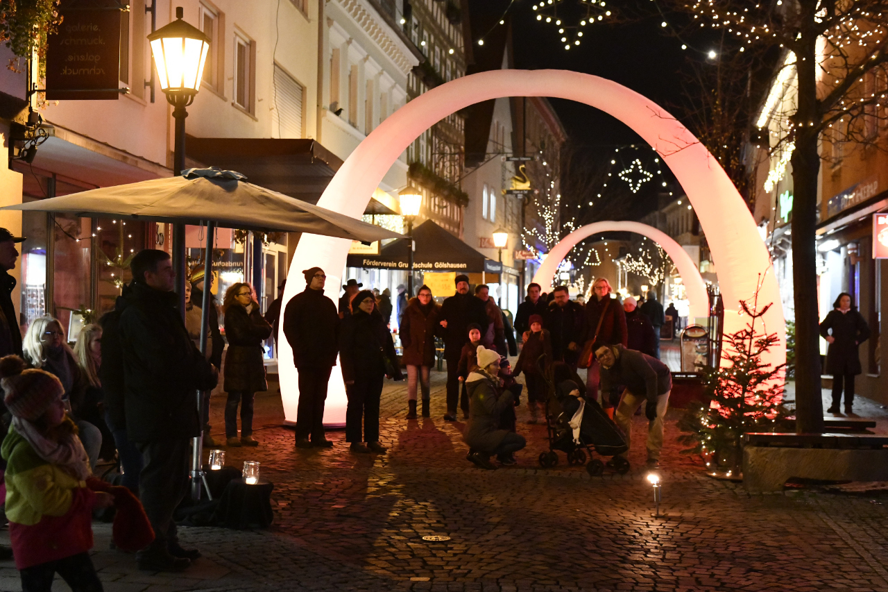 In die aktuelle Print-Ausgabe der Brettener Woche hat sich leider der Fehlerteufel eingeschlichen. Entgegen der Ankündigung in der Sonderbeilage "Weihnachtsmarkt Bretten" ist das Lichterfest in Bretten nicht am 1. Dezember, sondern am 8. Dezember.
