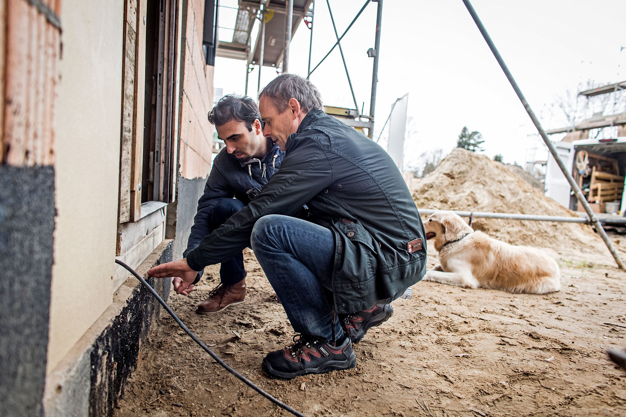 Kontrollen der Eigenheim-Baustelle durch einen unabhängigen Bauherrenberater helfen dabei, teure Baumängel zu vermeiden. Foto: djd/Bauherren-Schutzbund