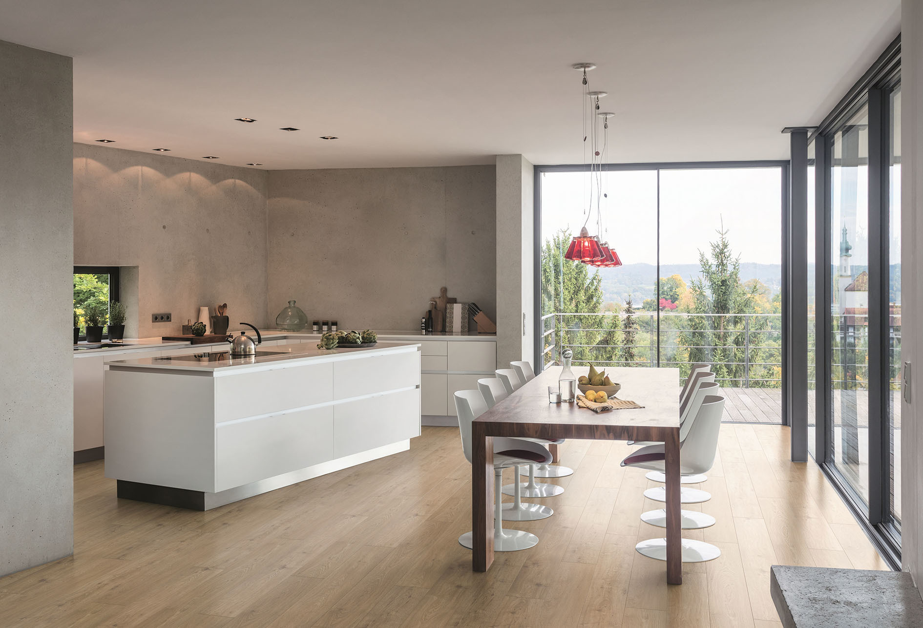 Optisch reizvoller und strapazierfähiger Alleskönner: Laminatböden sind nun auch für Feuchträume wie Küche und Bad erhältlich. Foto: djd/Hamberger Flooring/Haro