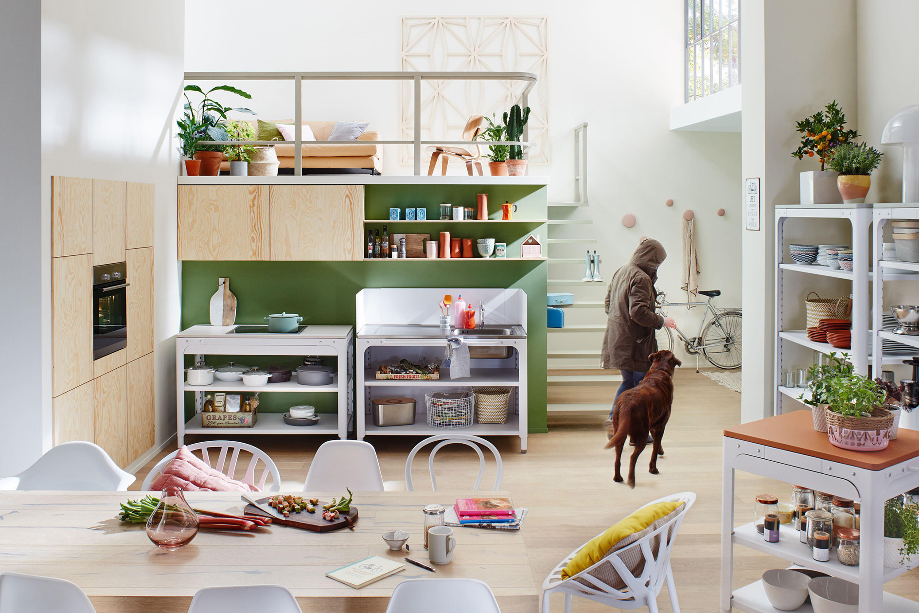 Modular, flexibel, mobil und offen. Der werkzeuglose Auf- und Abbau die-ser beiden Modul-Küchen – z. B. für urbanes Wohnen auf wenig Raum oder in einem schicken Loft – geht einfach und schnell. (Foto: AMK)