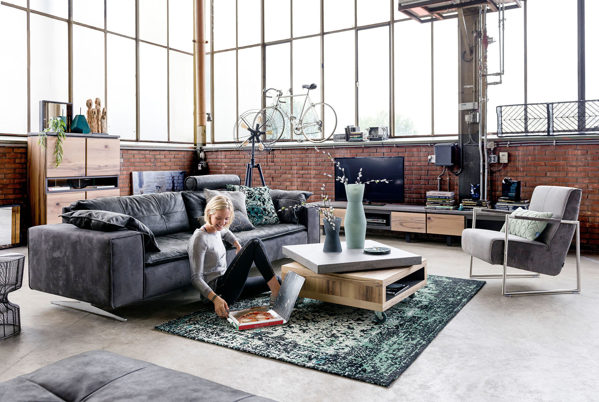 In einem Loft darf das Sofa auch mitten im Raum stehen. Foto: djd/www.xooon.de