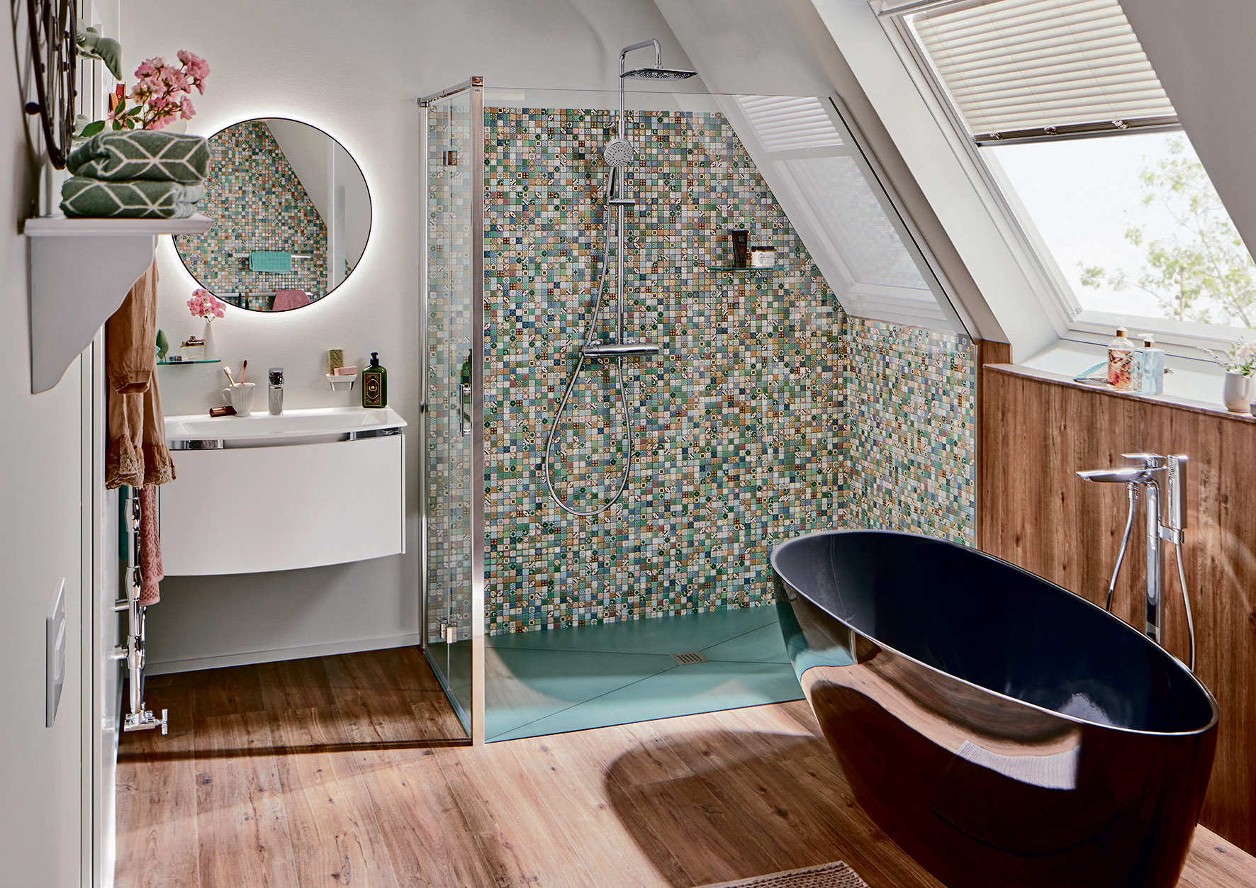 Duschlösung von Kermi: Walk-In XB Wall mit Wandstütze angepasst an die Dachschräge, geschlossen mit einer Diga Pendel-Falttür. Foto: Kermi GmbH/akz-o