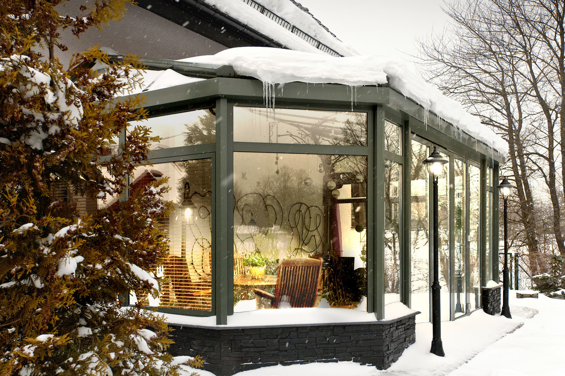 Wenn der erste Schnee fällt, werden Kindheitserinnerungen wach. In einem Wintergarten mit Wohnraumqualität kann man diese Atmosphäre nahe an der Natur genießen. Foto: djd/Sonne-am-Haus.de