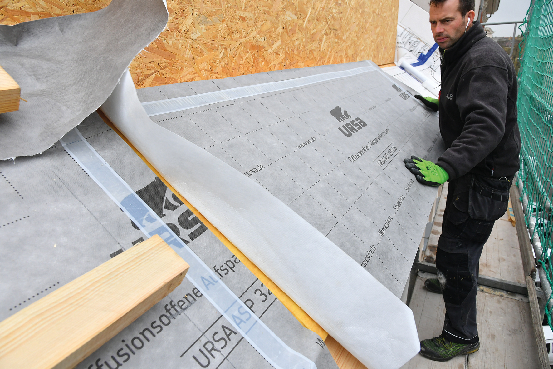 Nur eine durchdachte Dämmung mit aufeinander abgestimmten Komponenten kann Schäden am Dach sicher verhindern. Foto: Ursa/txn