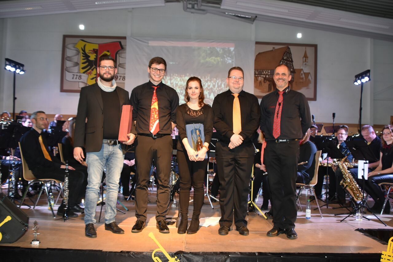 Das Bild zeigt Alexander Hollerbach, Vizedirigent Simon Bechtold, Jugenddirigentin Nadja Hollerbach, Alexander Knam und Vorstand Arno Haggenmüller (v.l.n.r.).