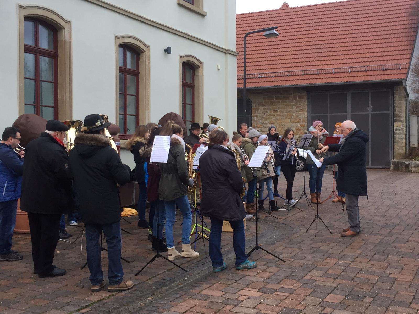 Helmsheimer Adventsmusiker auf dem Rathausplatz
