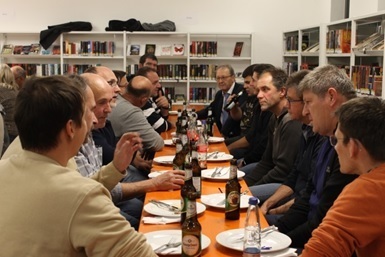 Mit einem zünftigen Vesper hat sich Oberderdingens Bürgermeister Thomas Nowitzki bei den Handwerkern für die engagierte Arbeit beim Projekt Mediathek bedankt.