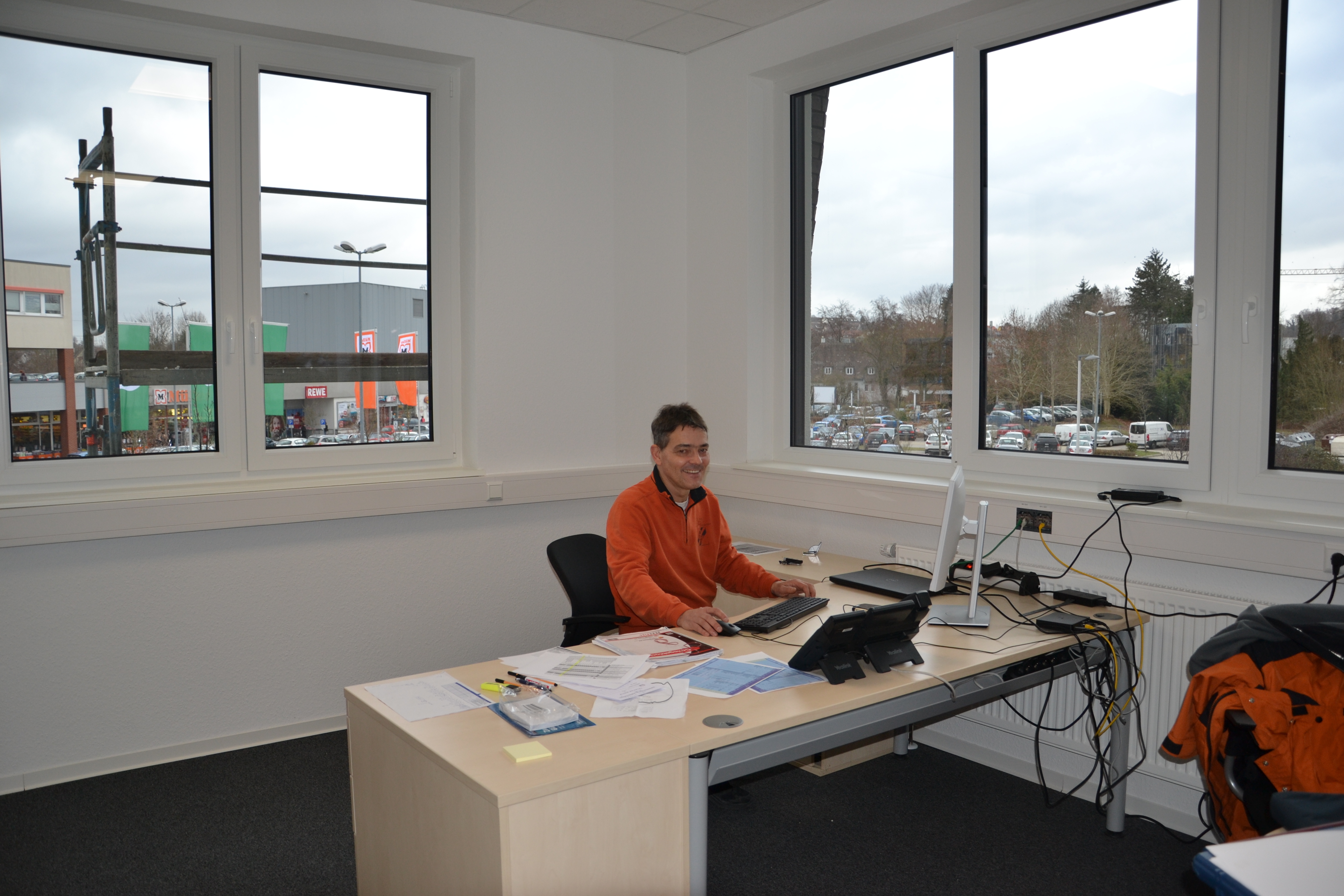 Das Diakonische Werk Bretten zieht in seine neuen Räumlichkeiten in der Hermann-Beuttenmüller-Straße 14. Dienststellenleiter Achim Lechner in seinem neuen Büro.
