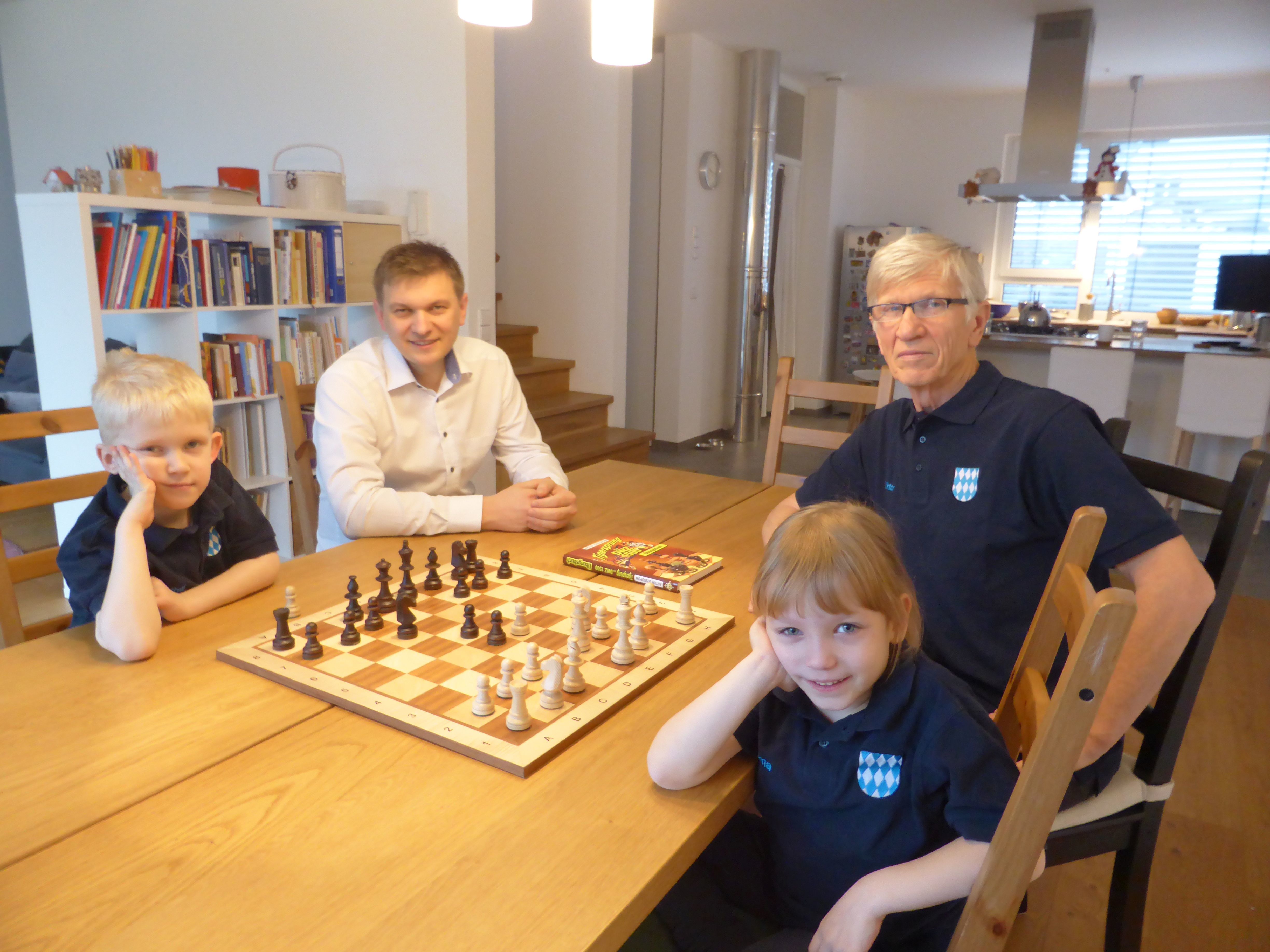 Die Schachfamilie: Sonntags finden sich Großvater Victor Eggert (rechts), sein Sohn Vadim (Zweiter von links) und die Enkel Arthur und Emma für eine Partie am Schachbrett zusammen. Foto: privat