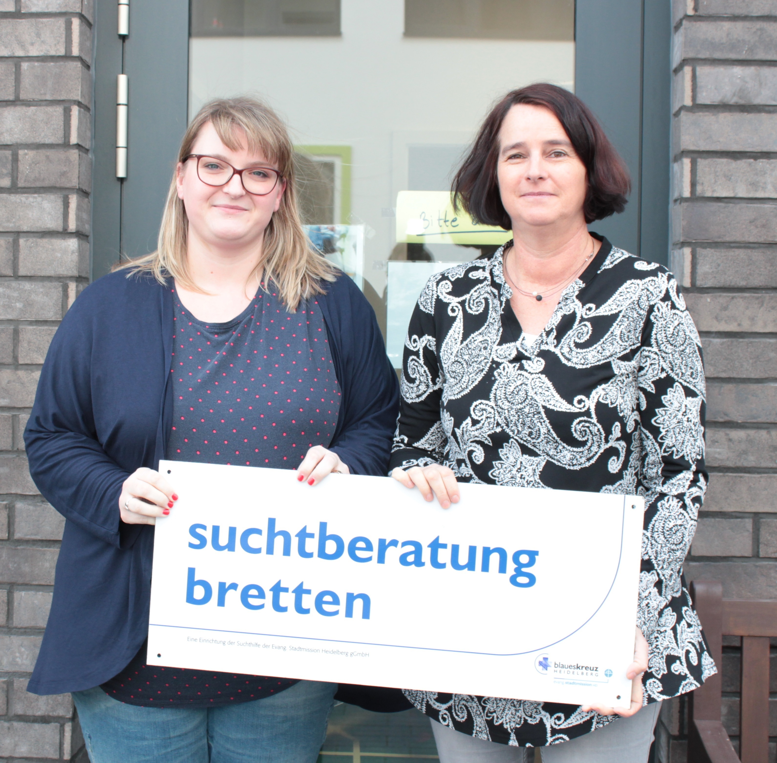 Susanne Striegel (links) und Gabriele Axter von der Suchtberatung in Bretten sprechen über ihre Arbeit, Wege aus der Sucht und die eigene Belastung in diesem Beruf.