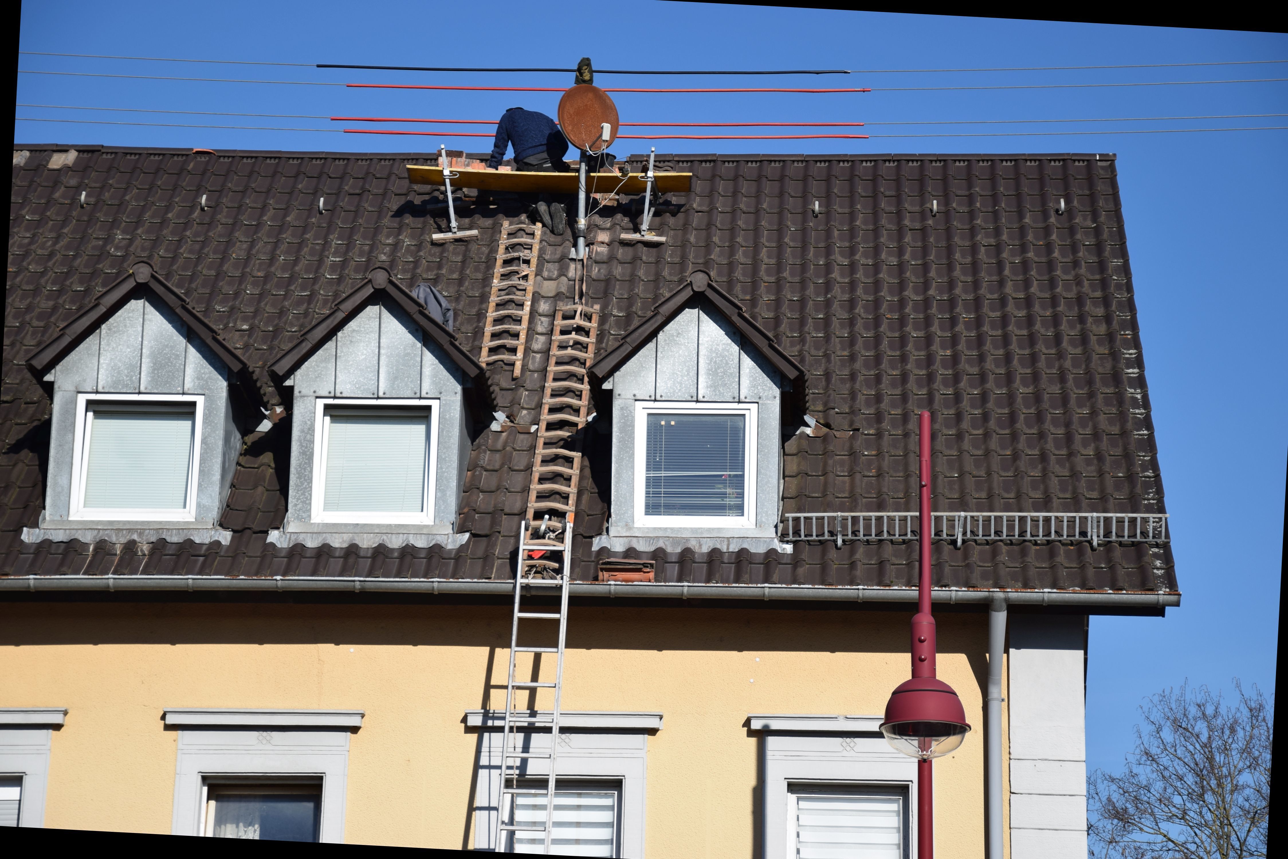 Mittwoch 13. Februar: Die Reparaturarbeiten am beschädigten Nachbarhaus haben begonnen, der beschädigte Kamin wurde bereits abgebaut. Foto: ch