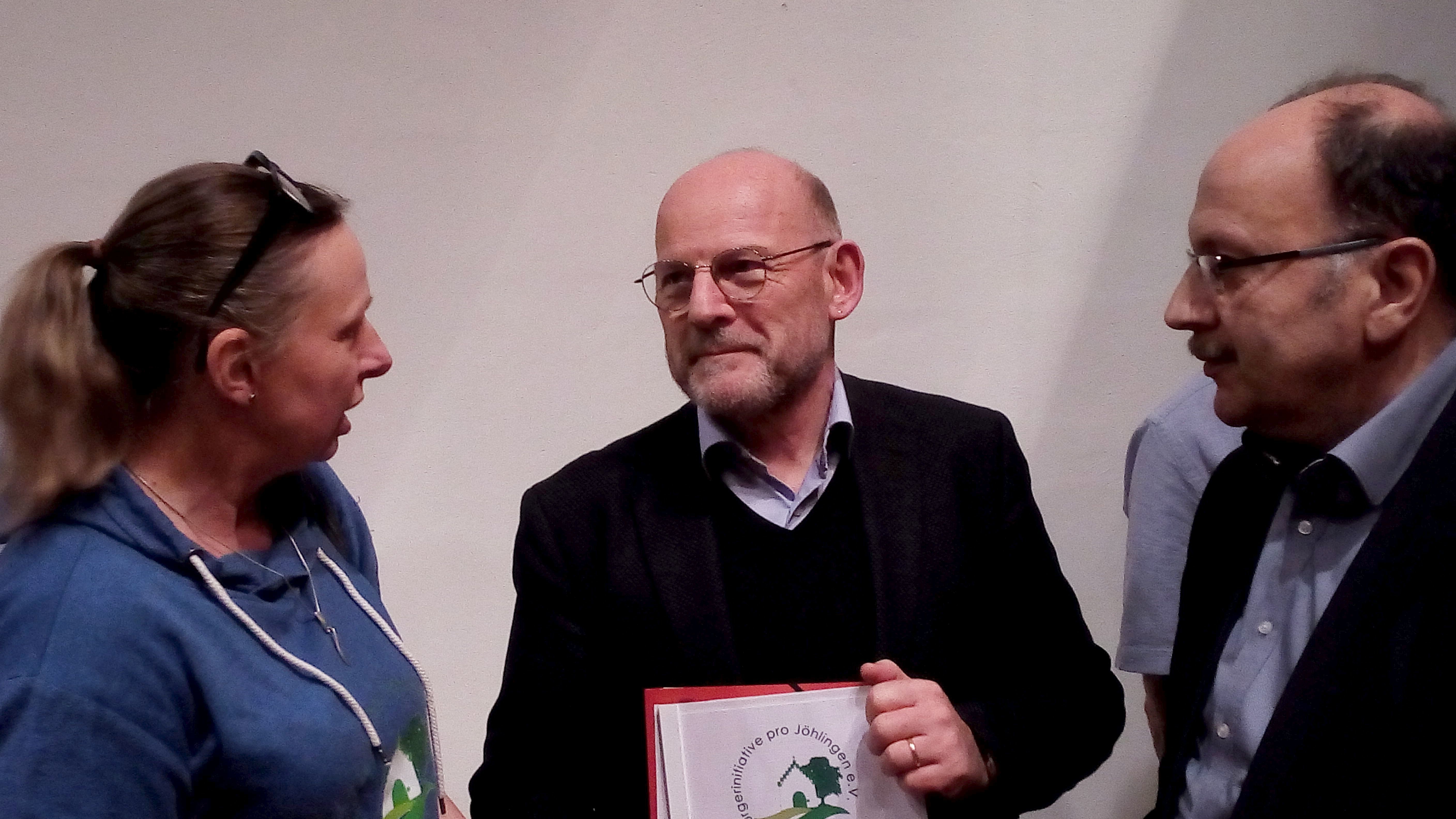 Forderungen an den Grünen-Minister: Die Vorsitzende der Bürgerinitiative, Sibylla Nordwig-Krauß, und BI-Mitglied Uwe Schwittek bei der Übergabe an Landesverkehrsminister Winfried Hermann (Mitte).