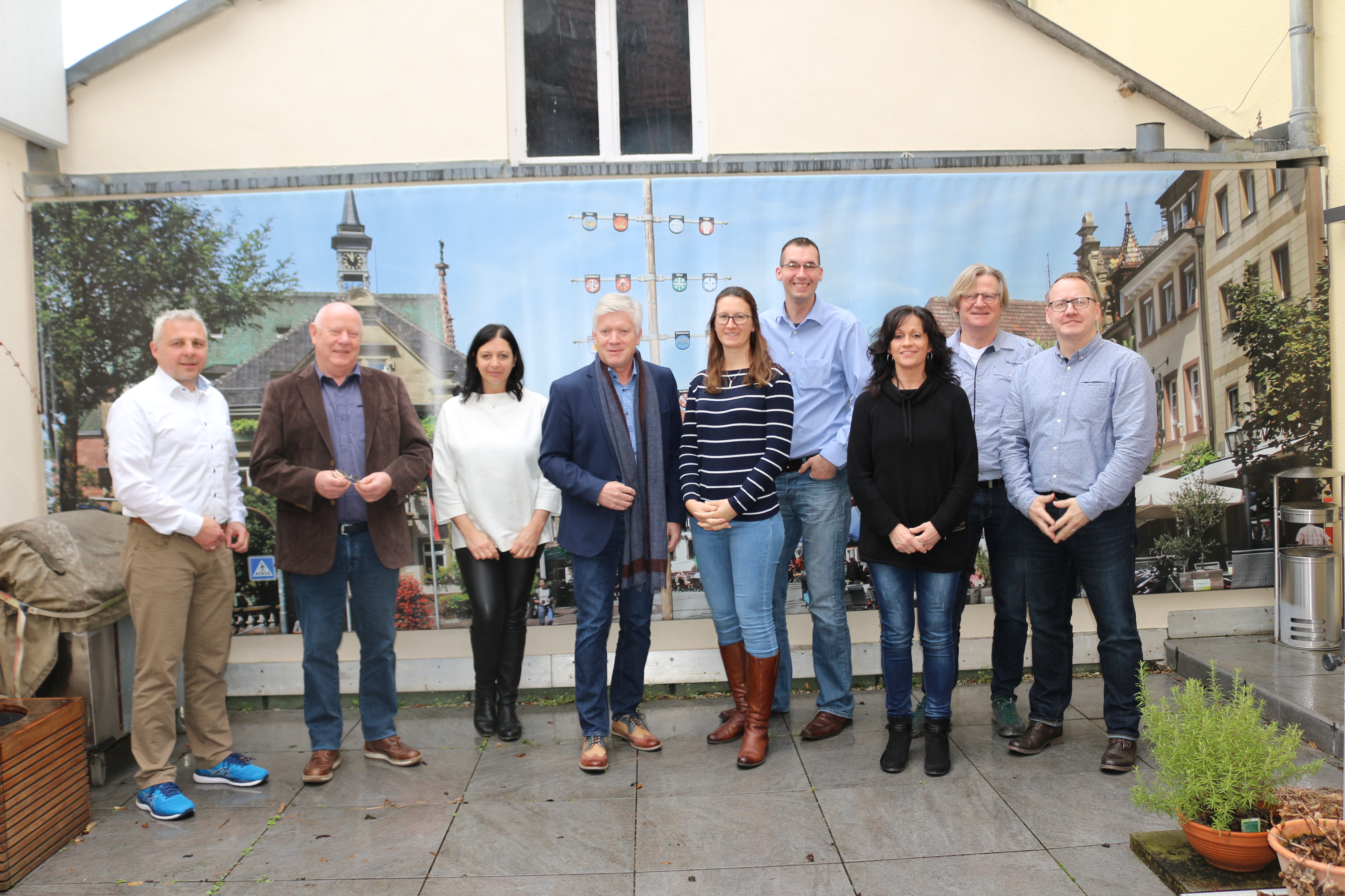 Von links: Armin Schulz, Bernhard Droll, Verena Stalder-Eckert, Jörg Biermann, Carina Ehrensberger, Peter Geist, Anke Waltert (Leiterin Tagespflege), Peter Maier und Michael Weingärtner (Pflegedienstleiter).