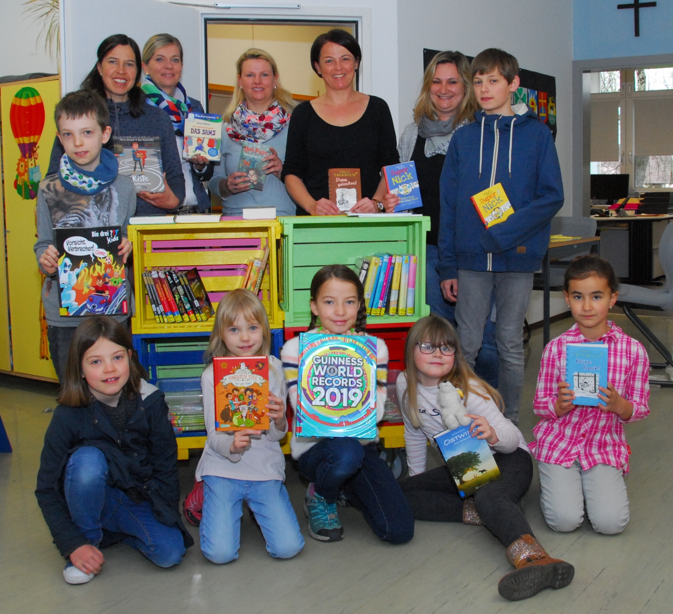 Schülerinnen und Schüler der Grundschule Ruit und das Team der Schulbücherei