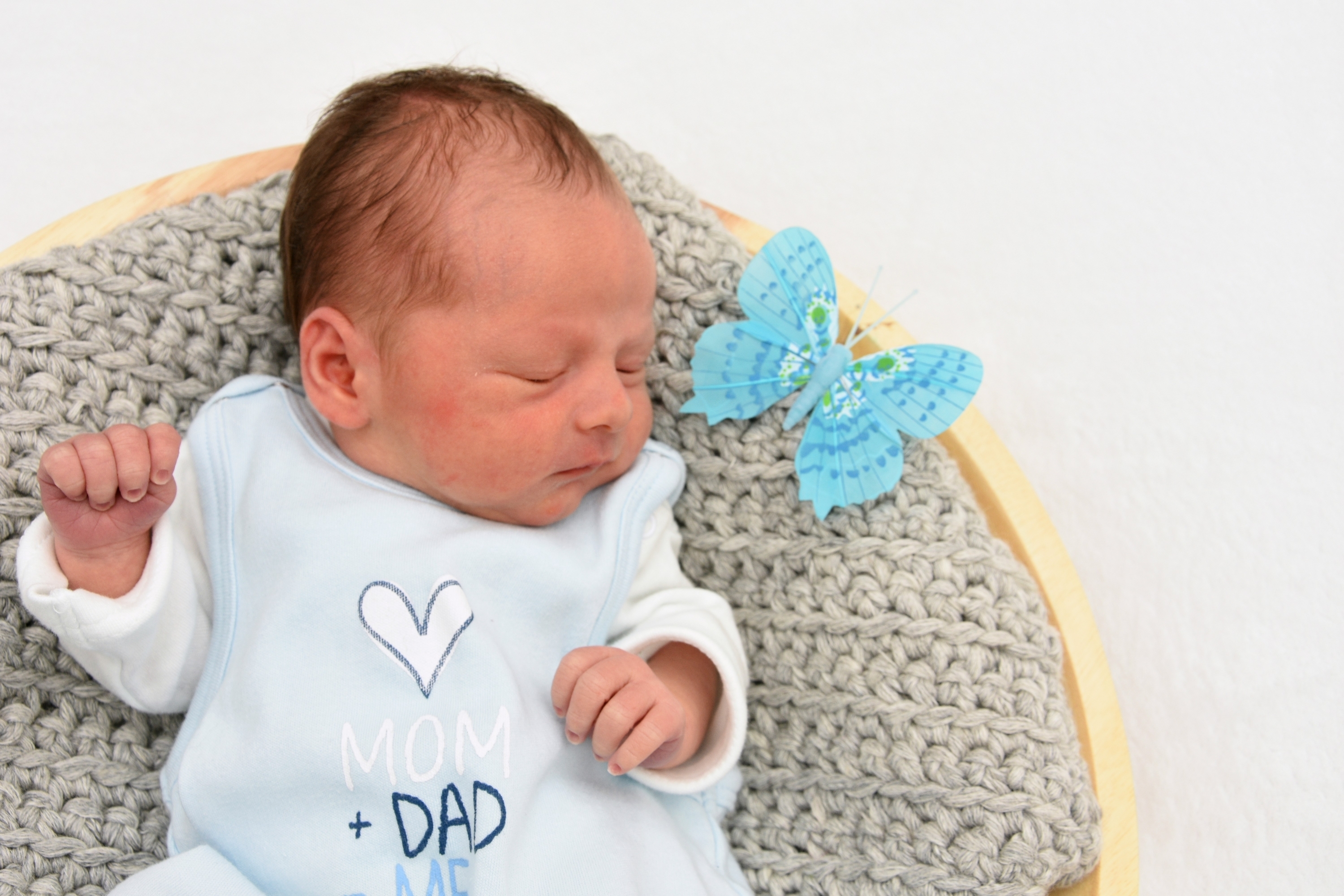 Jakob Steffen kam am 06.04.2019 in der Fürst-Stirum Klinik Bruchsal zur Welt und wog bei einer Größe von 49 Zentimetern 2440 Gramm.
