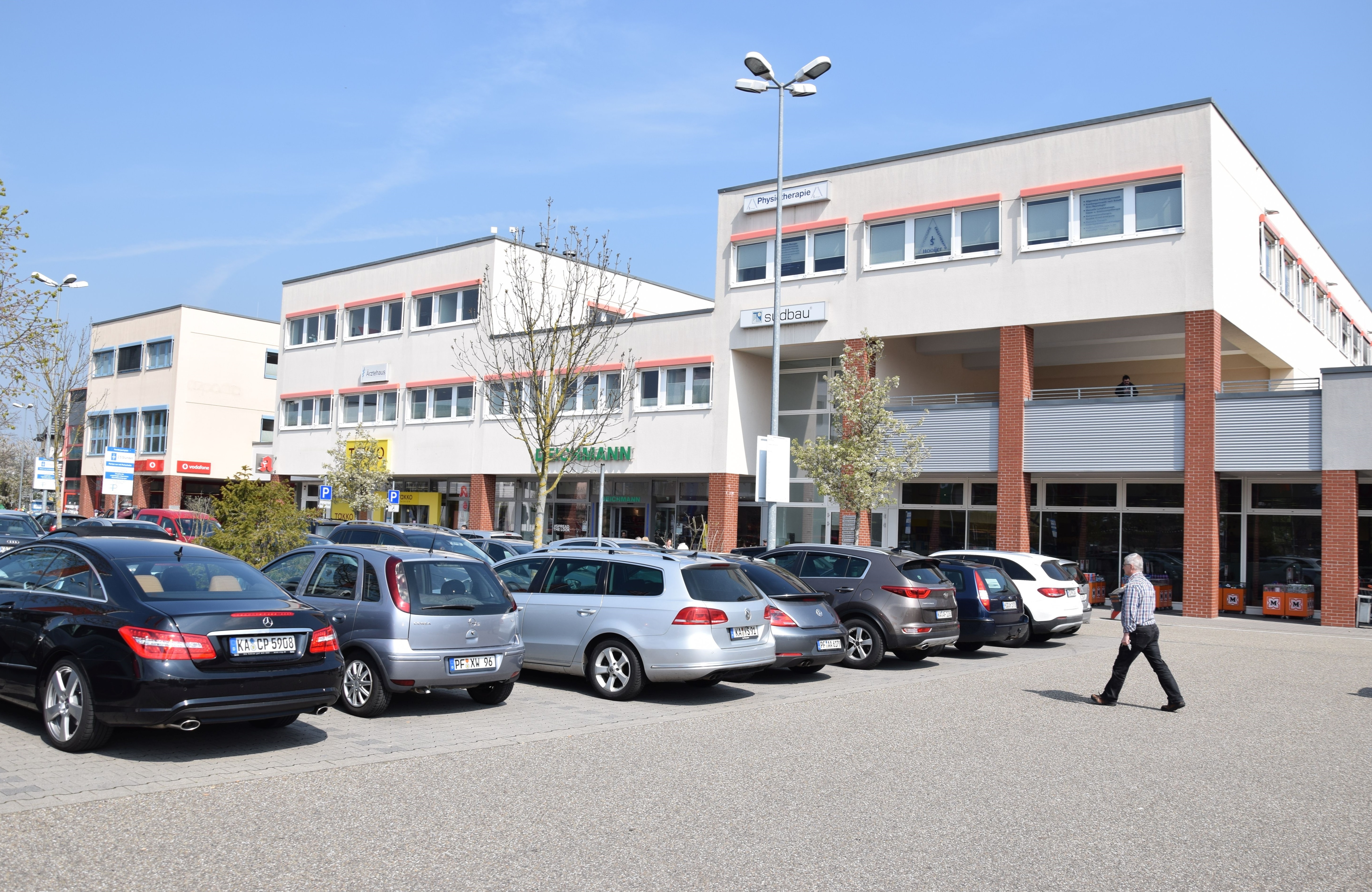 Das Ärztehaus im Kraichgau-Center: Drei neue Facharztpraxen eine Logopädie-Praxis und ein Diabetes-Fachgeschäft ergänzen die bestehenden Gesundheitsangebote. Foto: ch