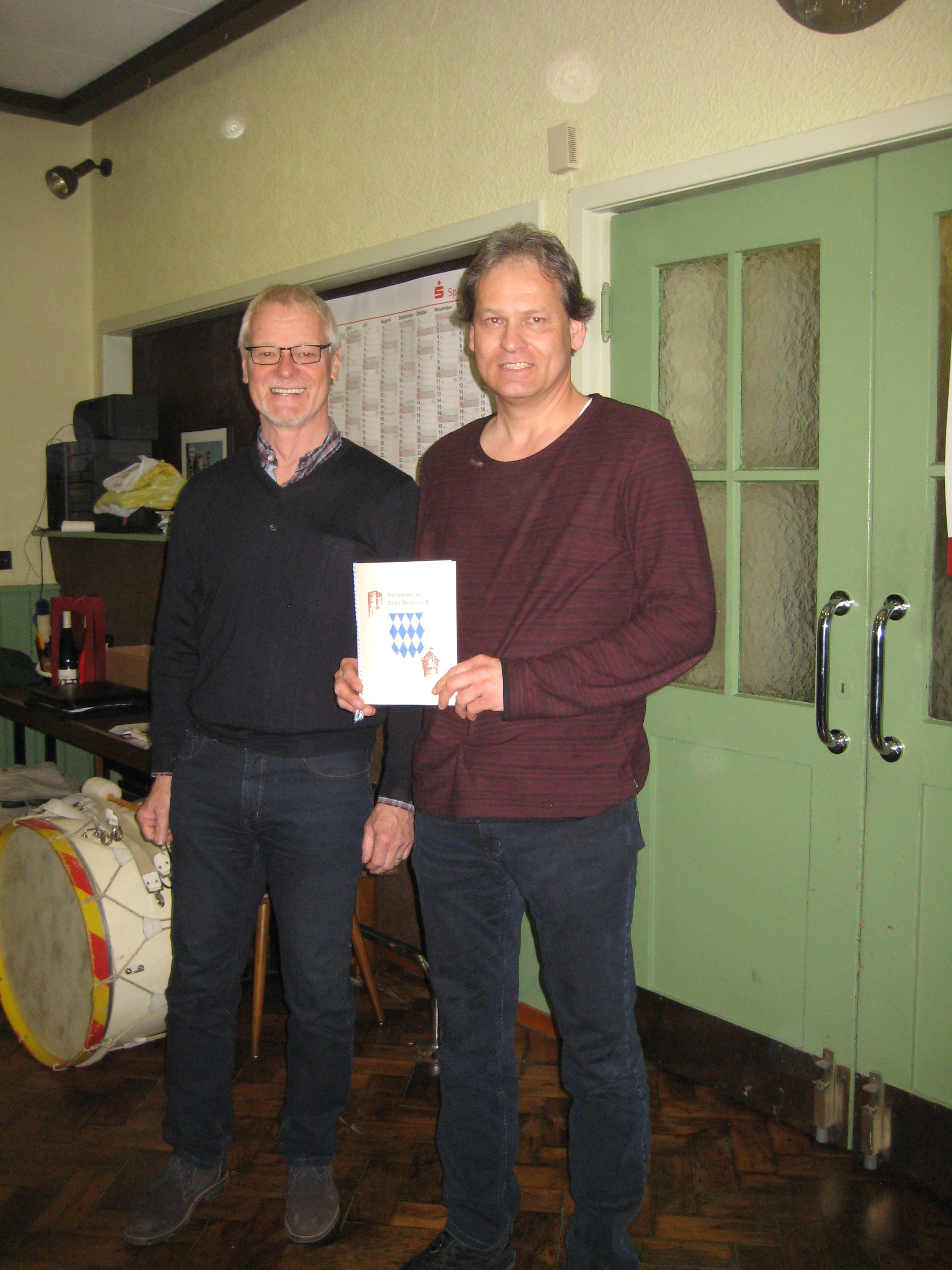 Der Vorstand Dieter Petri (links) zeichnete Axel Huber für 30 Jahre aktive Mitgliedschaft mit der Vereins-Ehrenspange in Gold aus