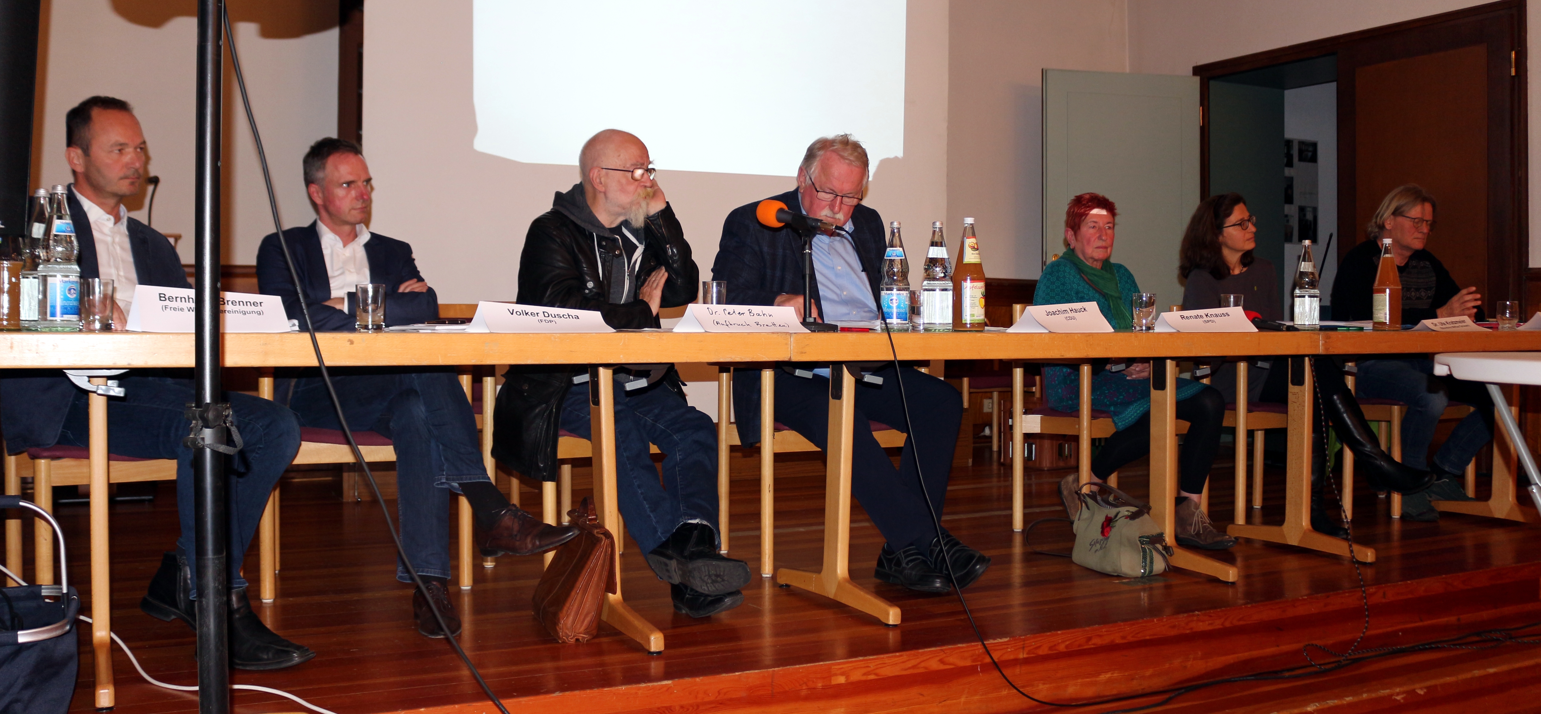 Den Fragen des Moderators Volker Behrens, erster Vorsitzender des IEK, stellten sich im Bürgersaal des Alten Rathauses (von links) Bernhard Brenner (Freie Wählervereinung), Volker Duscha (FDP), Peter Bahn (Aufbruch Bretten), Joachim Hauck (CDU), Renate Knauss (SPD), Ute Kratzmeier (Bündnis 90/Die Grünen) und Peter Maier (die aktiven).