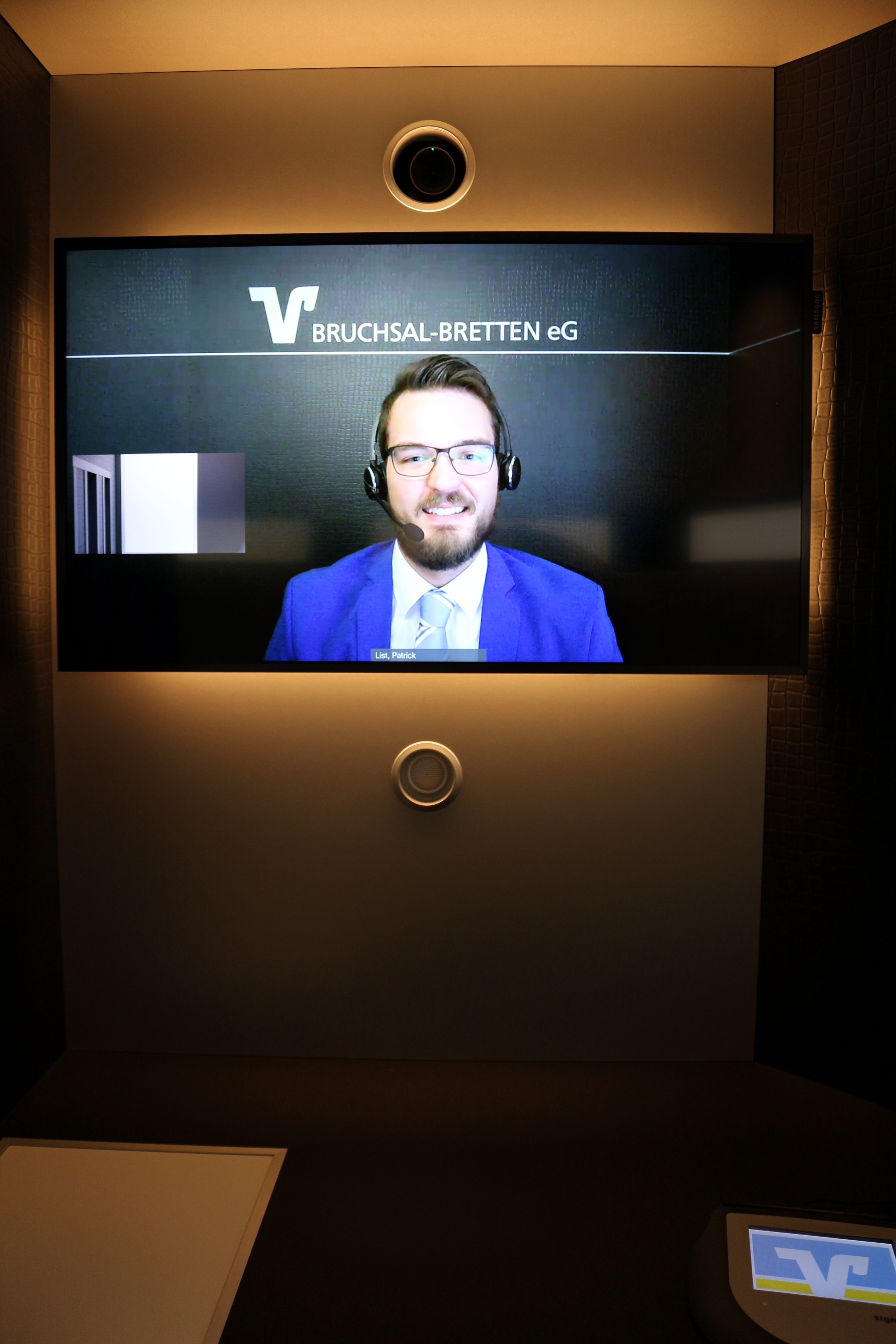 Willkommen in der Zukunft: Mit VR-SISy können sich Kunden von 8 bis 19 Uhr von einem Mitarbeiter per Video beraten lassen.