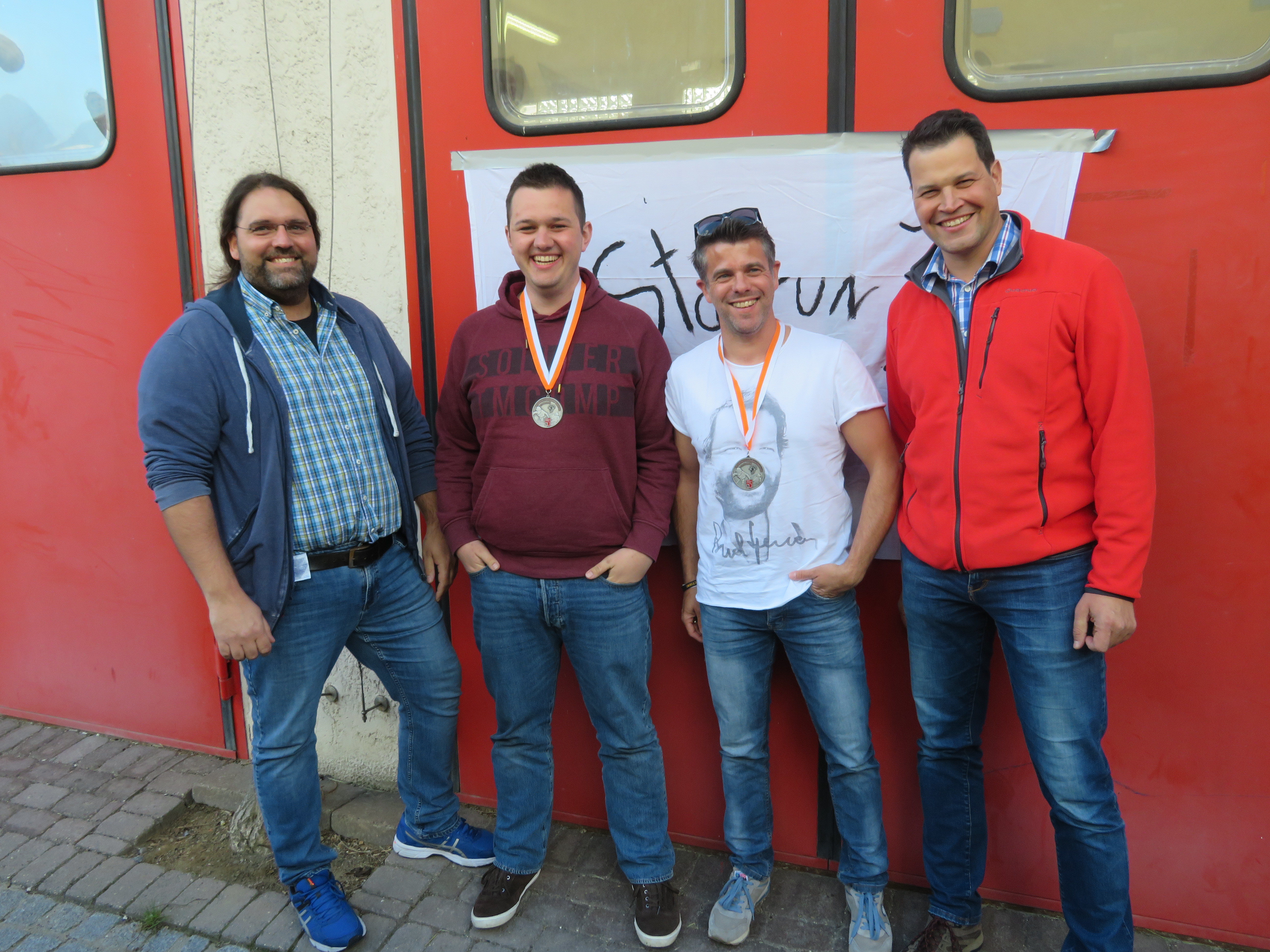 Erfolgreiche Stairrunner und Gratulanten (von links): Uwe Gabriel, Jonas Böckle, Heiko Bayrl und Aaron Treut.