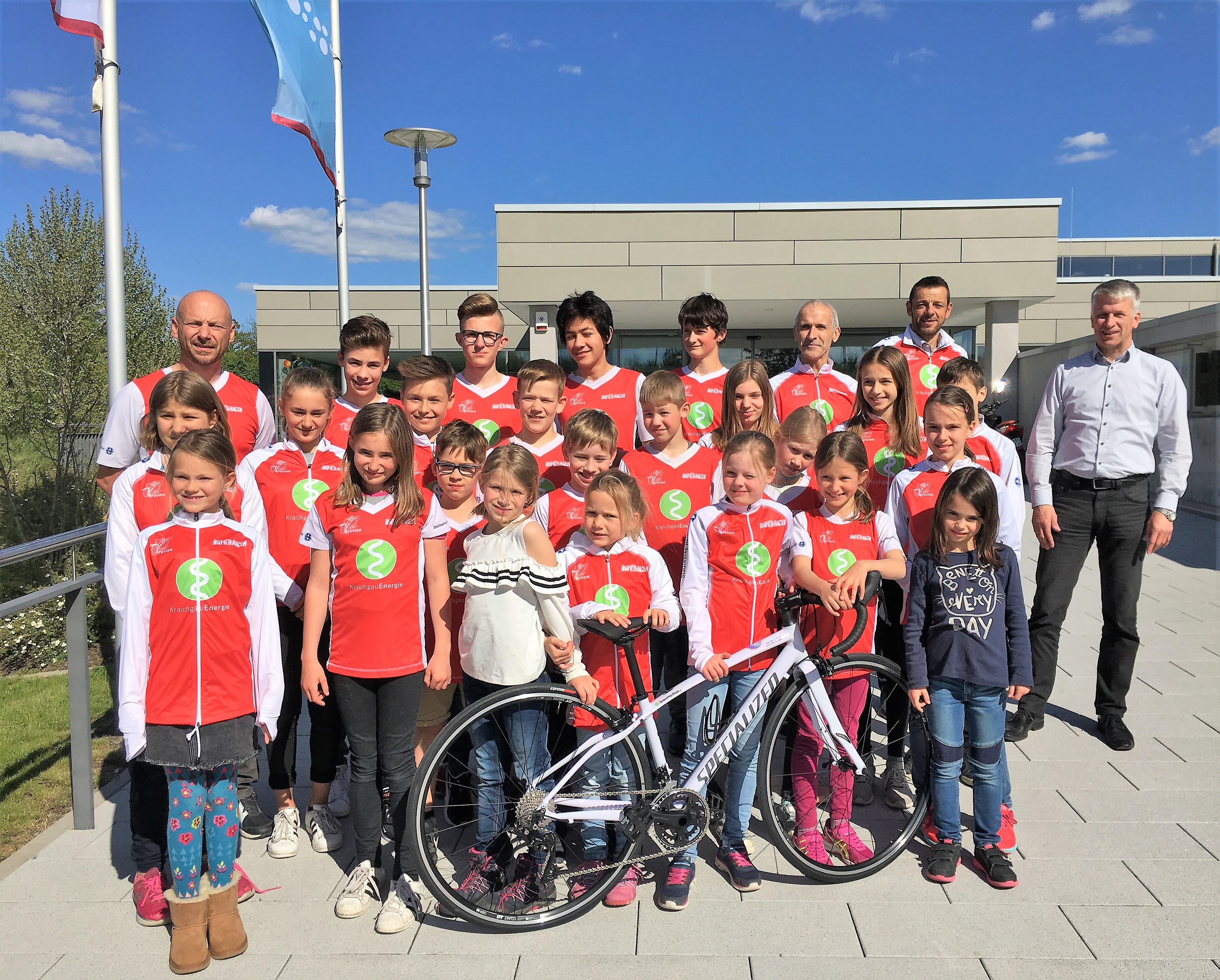 Freude über das neue Rad: Die Jugendabteilung mit Trainern, Abteilungsleitern und Stefan Kleck (rechts), Geschäftsführer der Stadtwerke Bretten.