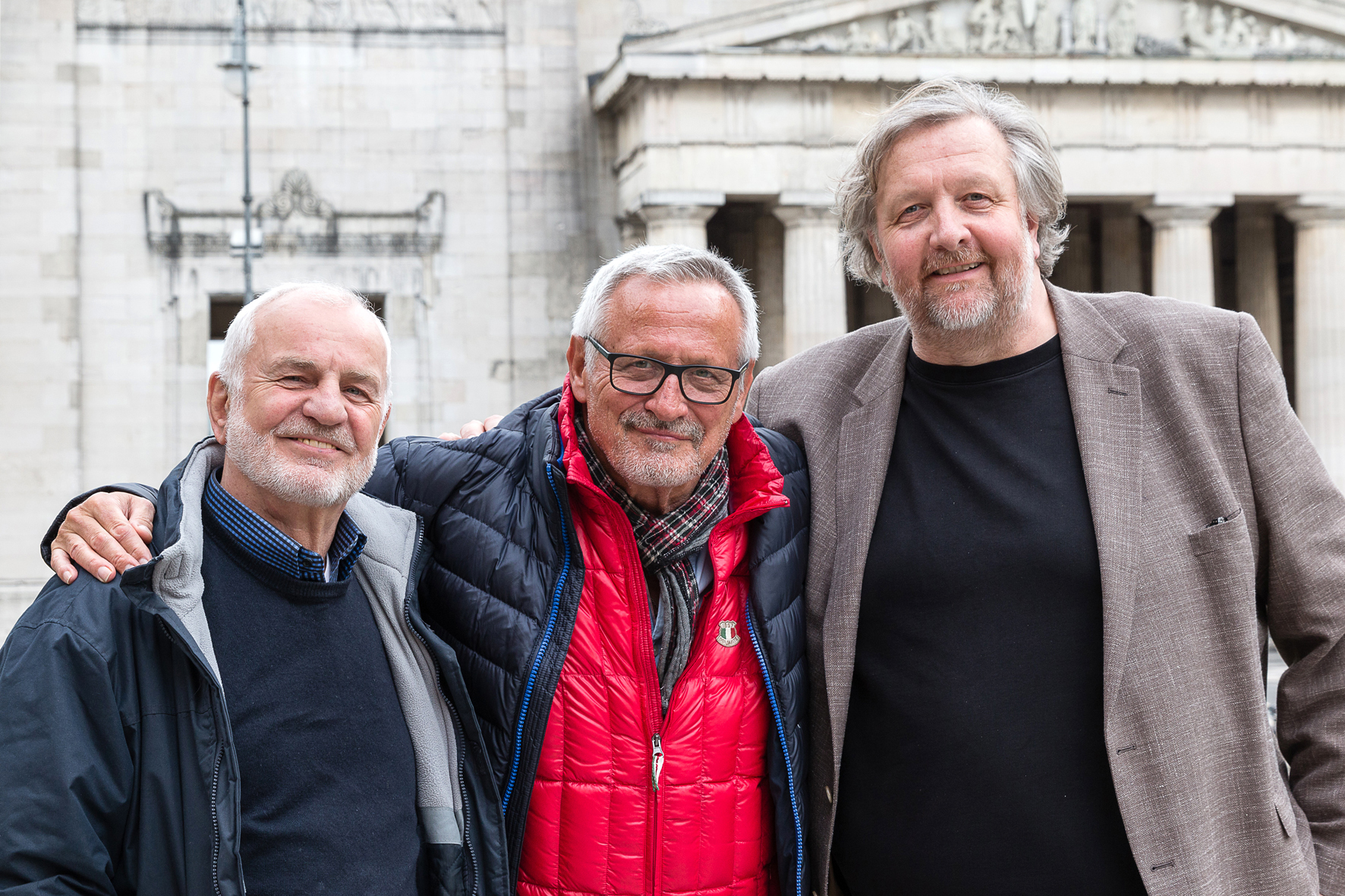 Drei für Günther Weisenborn (von links): Christian Weisenborn (Film), Konstantin Wecker (Musik) und Carsten Ramm (Regie).