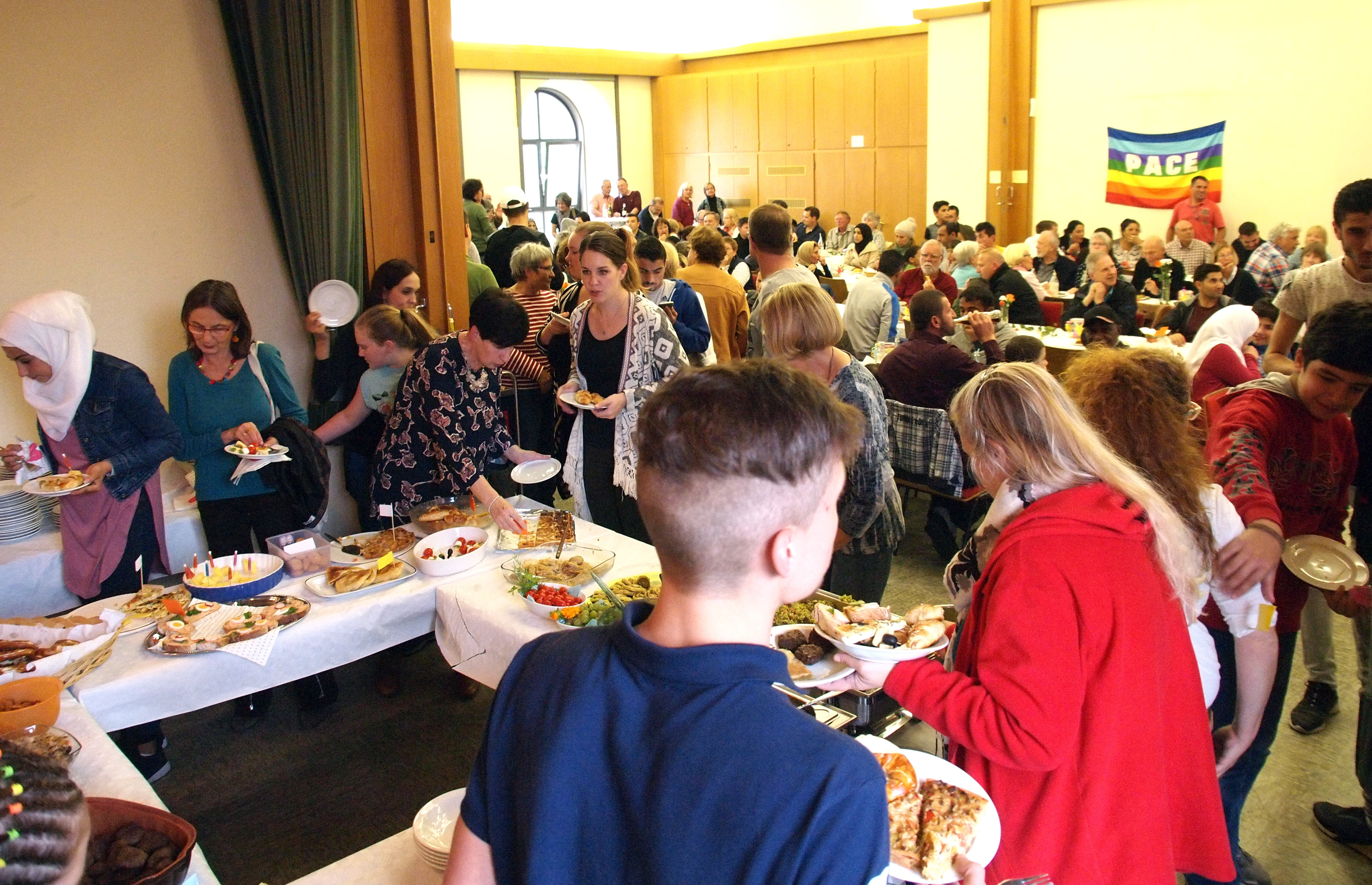 ... am Buffet herrschet großer Andrang ...