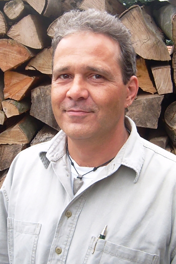 Rolf Canters, Dipl.-Ing. Bauingenieur, Energieberater mit den Schwerpunkten Baubiologie sowie Forschung und Entwicklung energieeffizienter Systeme, Fachbuchautor Innendämmsysteme und Wandheizung, Landessprecher DEN e.V. Baden-Württemberg