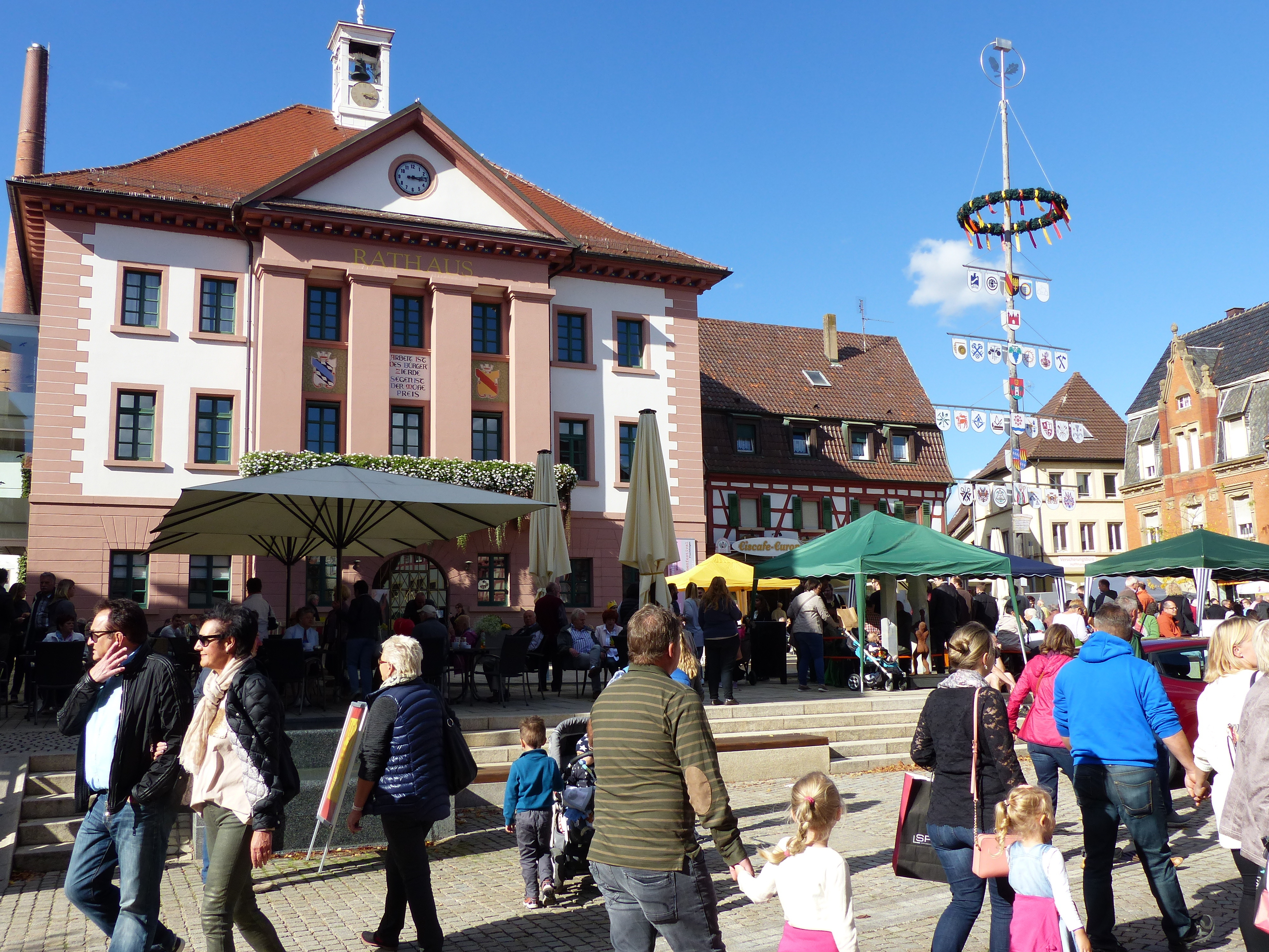 Kirchweihsonntag in Eppingen: Rund um den Marktplatz gibt es Stände, Außenbewirtung und viel Musik.