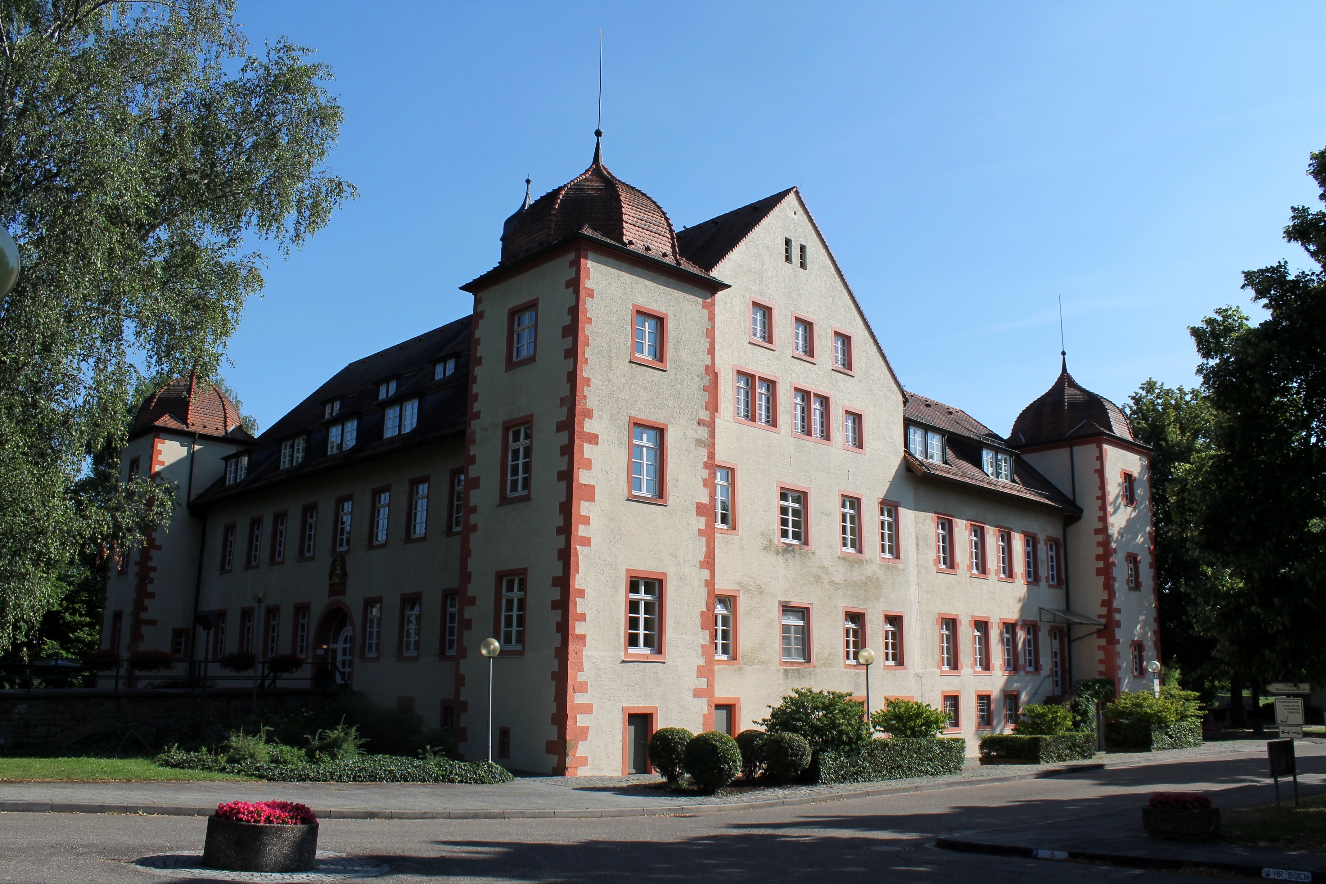 Schon 1876 erwarb die Gemeinde das weit über die Region hinaus bekannte Wasserschloss und dessen Ländereien von den Herren von Metternich. Heute beherbergt es ein Bildungszentrum, in dem die unterschiedlichsten Weiterbildungen angeboten werden.