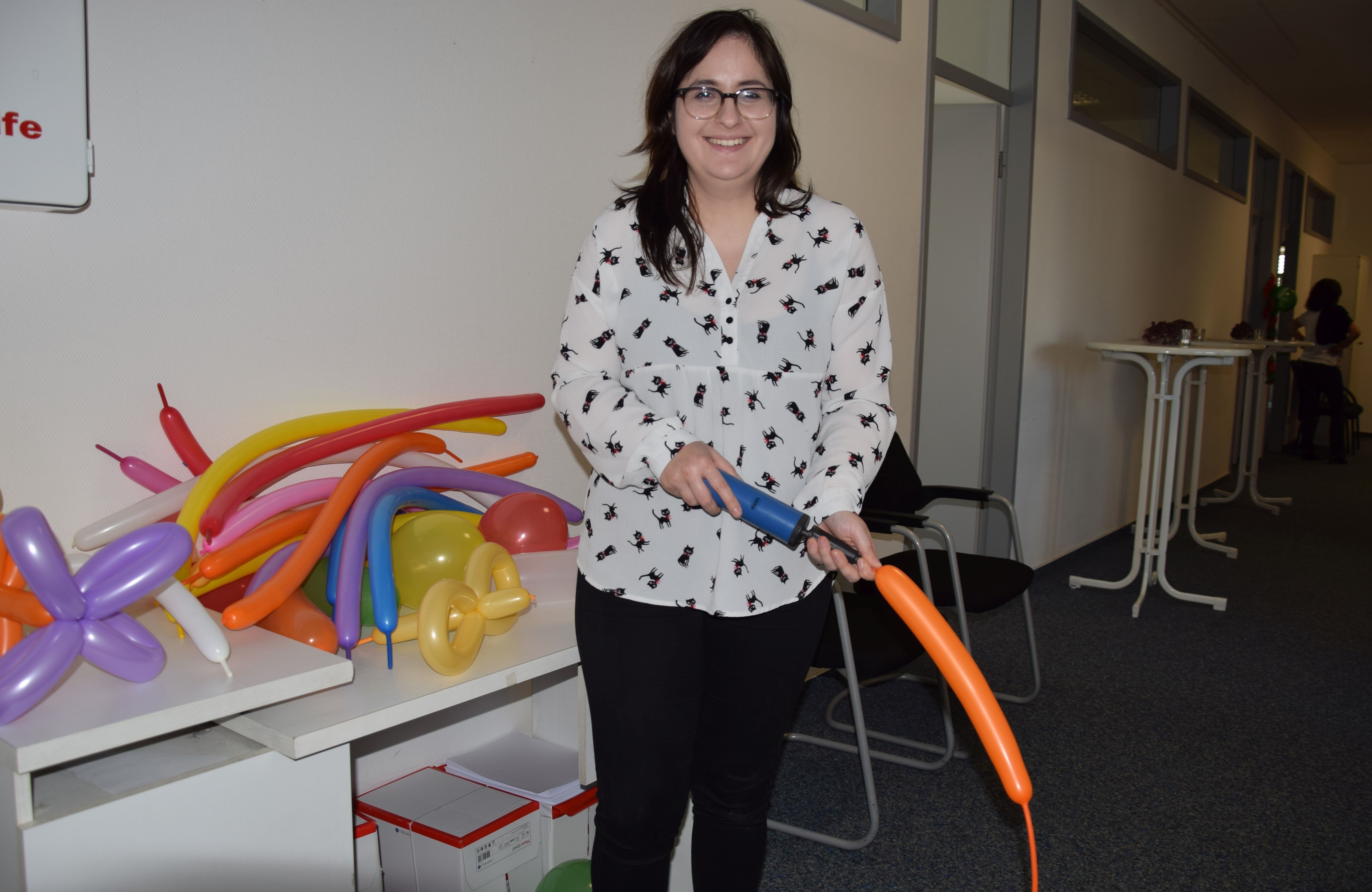 Redakteurin Havva Keskin beim Aufpumpen der Modellierballons: Die zu Figuren geformten Ballons gibt es später für die Kinder kostenlos. Foto: ch