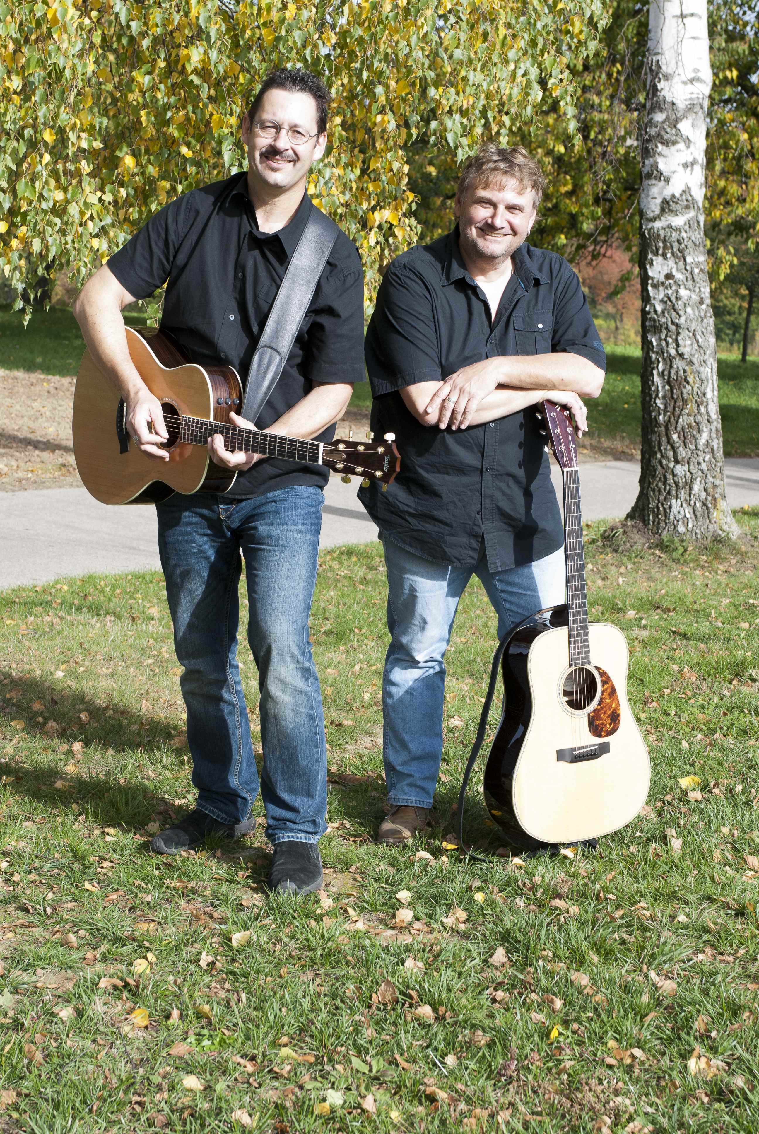 Querbeet durch die Musikliteratur spielen sich Axl Bajus (rechts) und Milli Karamanos alias „Gonzo Compadres“ am 1. Dezember in der Eventscheune der Ziegelhütte in Neibsheim.