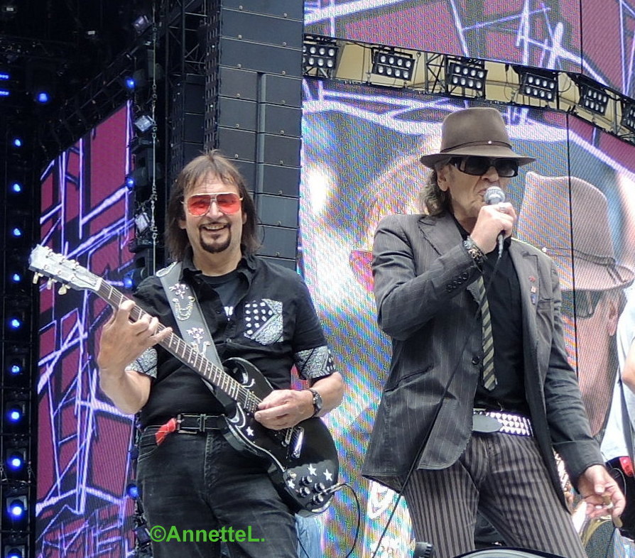 Gitarrist Hannes Bauer bei einem Auftritt mit Udo Lindenberg.